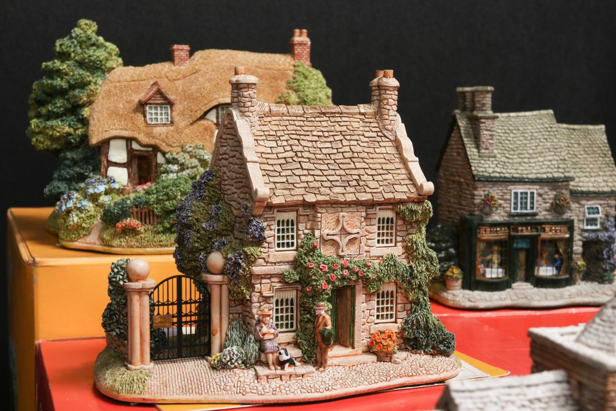 6205: A COLLECTION OF 46 LILLIPUT LANE COTTAGES W/ BOXES