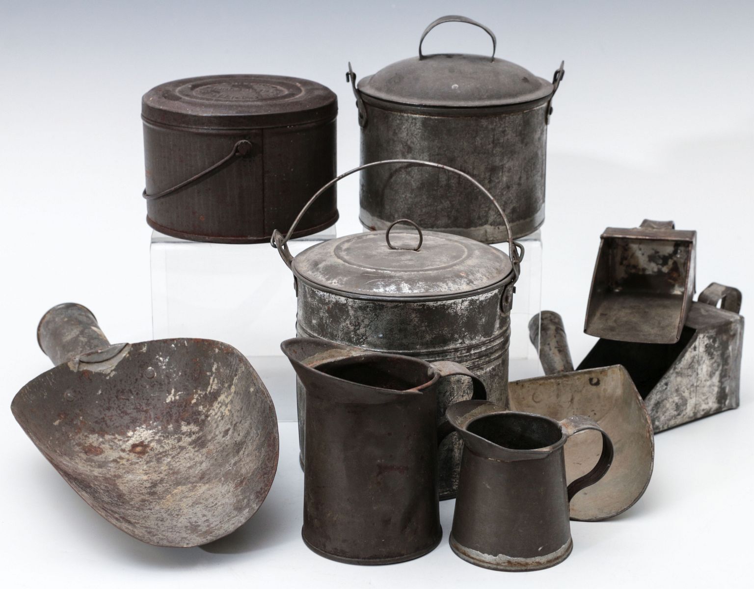 A COLLECTION OF 19TH CENT TIN CHUCKWAGON COOKWARE