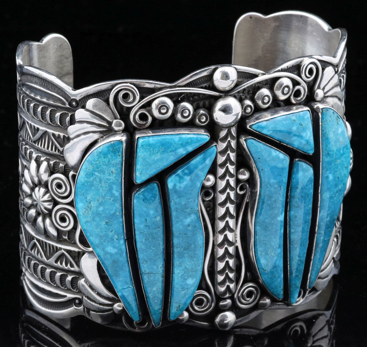 AN OUTSTANDING STERLING CUFF SIGNED D. CADMAN