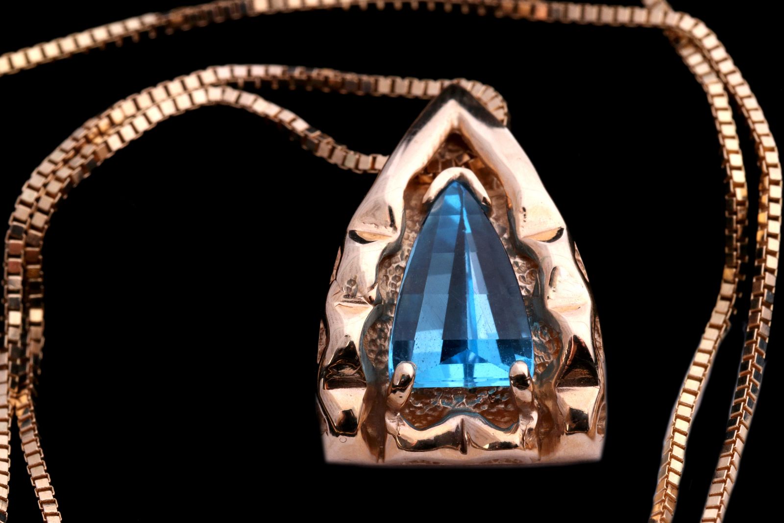 A 14K PENDANT WITH UNUSUAL FANCY CUT BLUE GEMSTONE