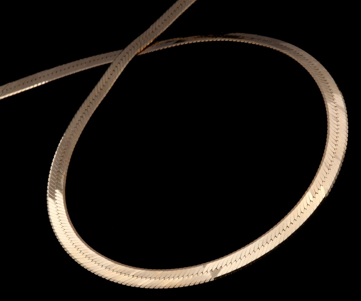 A CONTEMPORARY 14K GOLD HERRINGBONE CHAIN