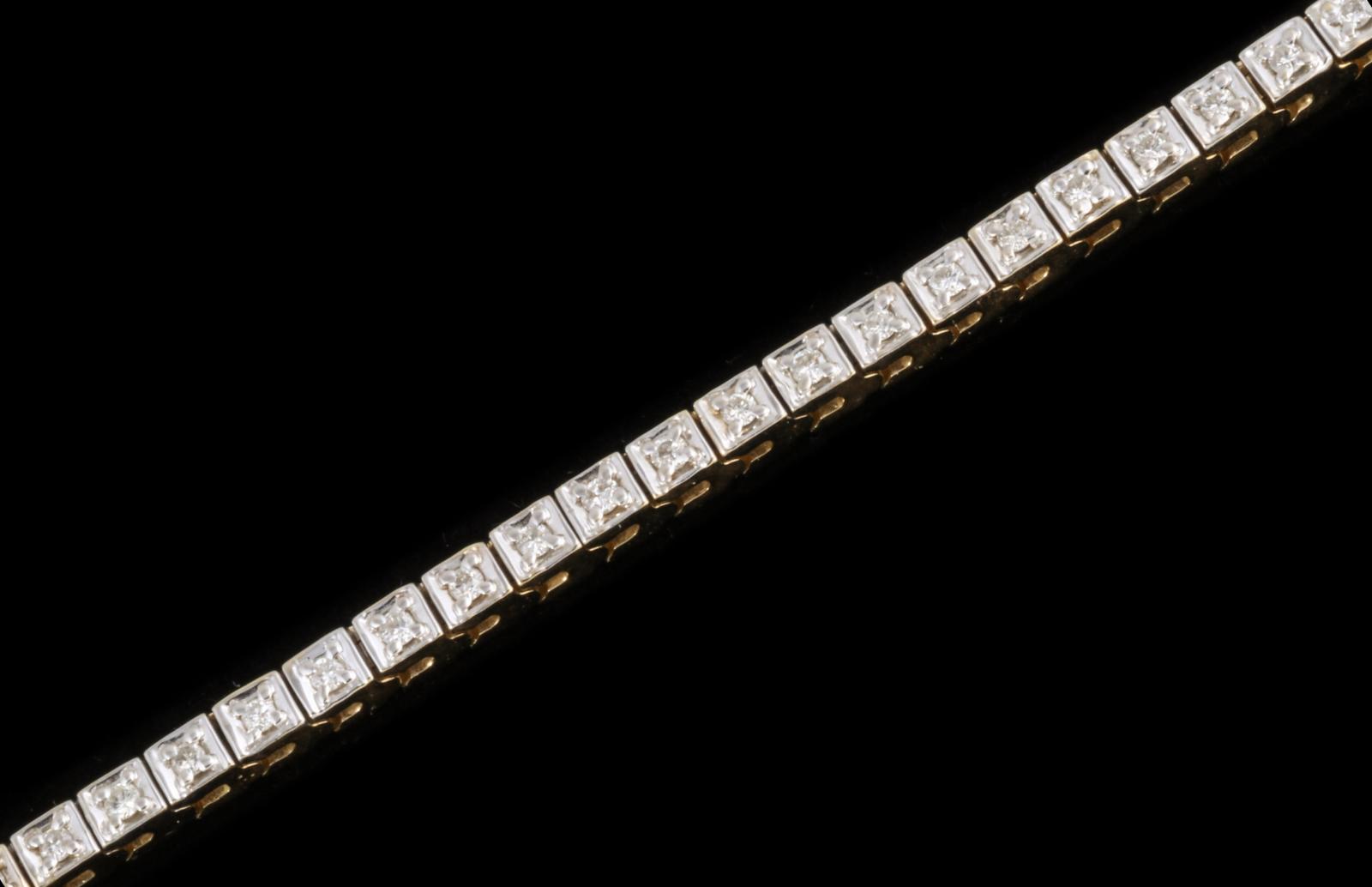 A LADIES' 14K GOLD AND DIAMOND TENNIS BRACELET