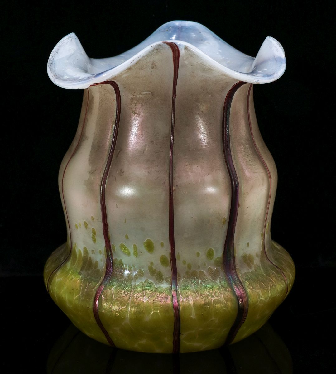 AN AUSTRIAN ART GLASS VASE ATTRIBUTED TO LOETZ