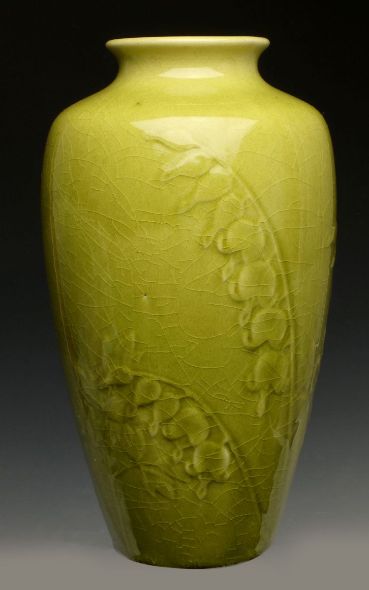 A 1946 ROOKWOOD 'BLEEDING HEART' ART POTTERY VASE