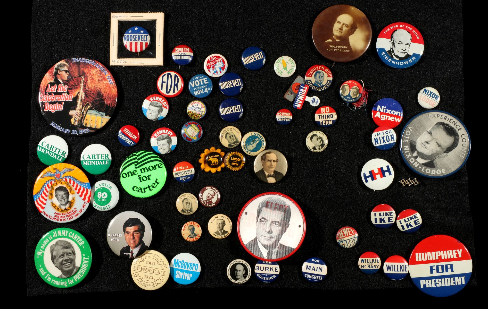 A COLLECTION VINTAGE & ANTIQUE POLITICAL BUTTONS