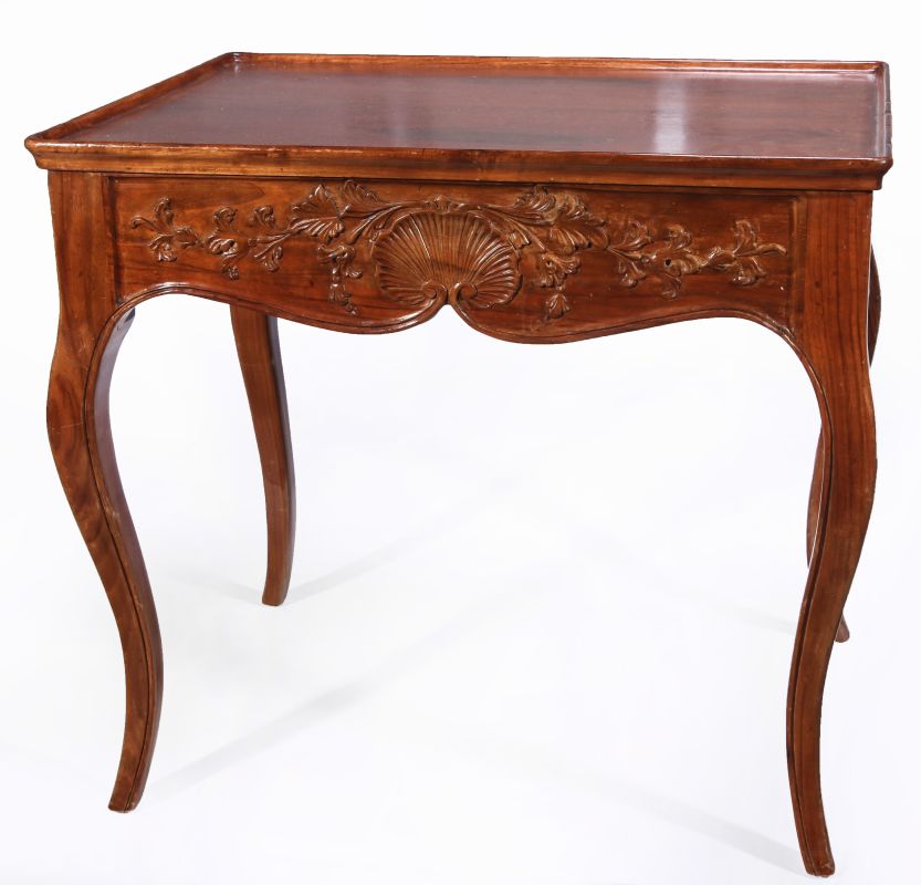 A 20TH CENTURY ITALIAN CARVED WALNUT SIDE TABLE 