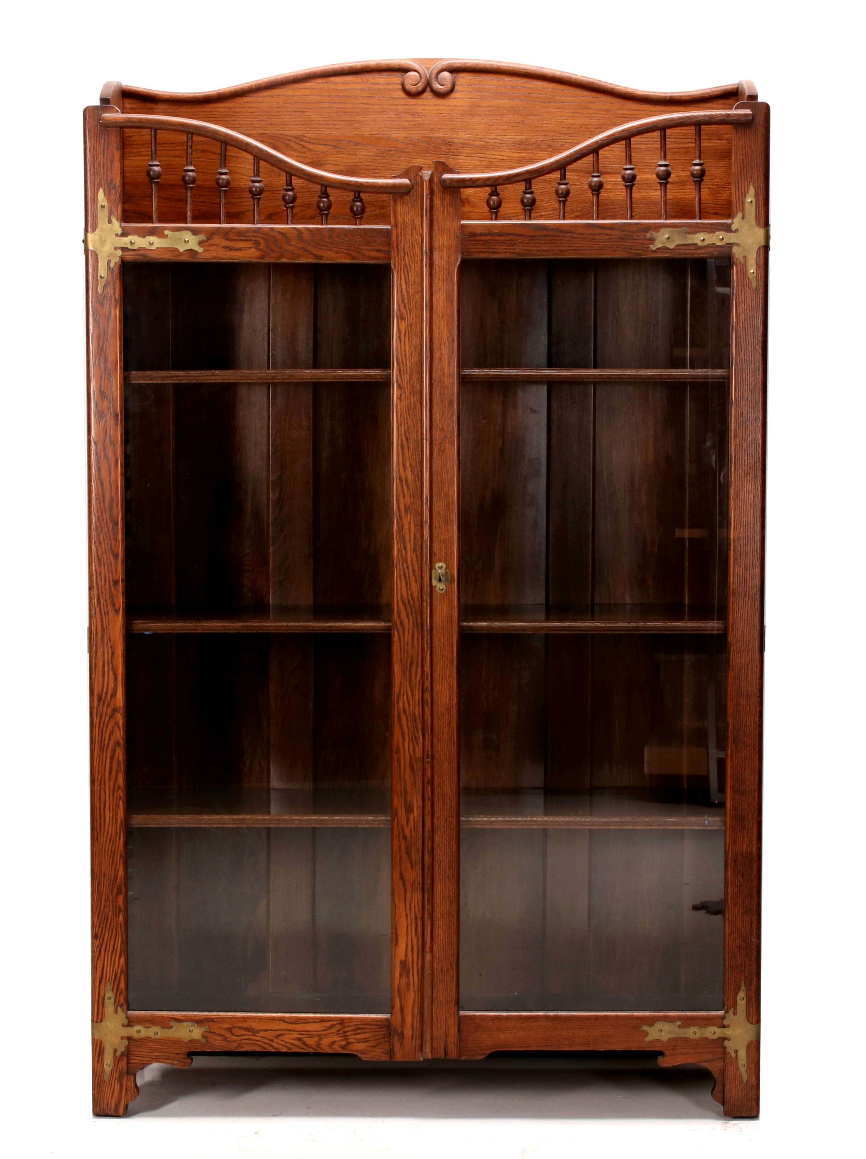 AN EARL 20TH CENTURY AMERICAN OAK BOOKCASE