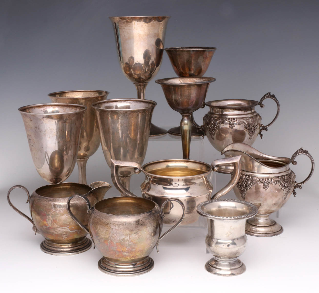 AN ESTATE LOT OF STERLING SILVER HOLLOW WARE