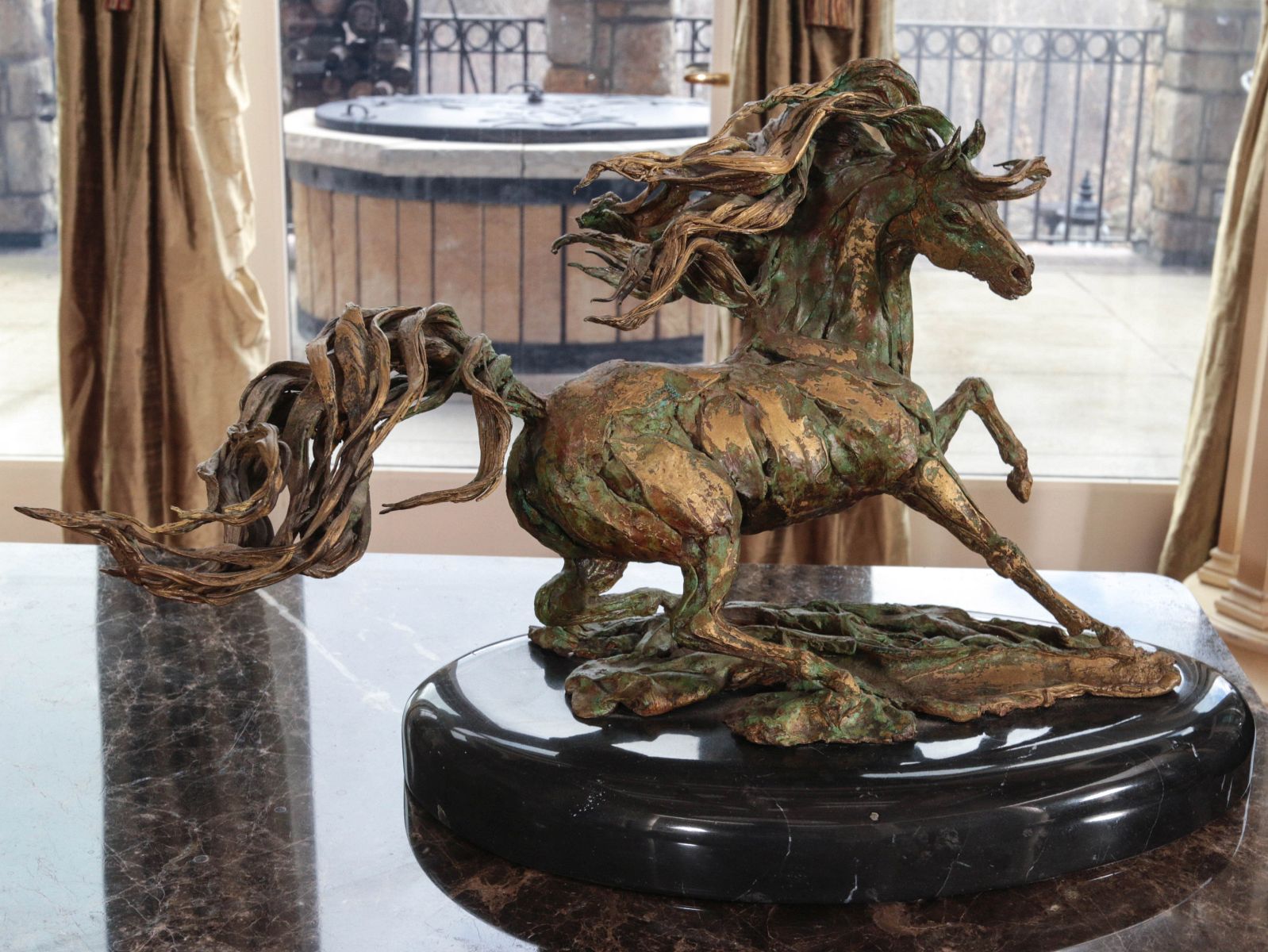 AN ARTIST SIGNED PATINATED METAL HORSE SCULPTURE