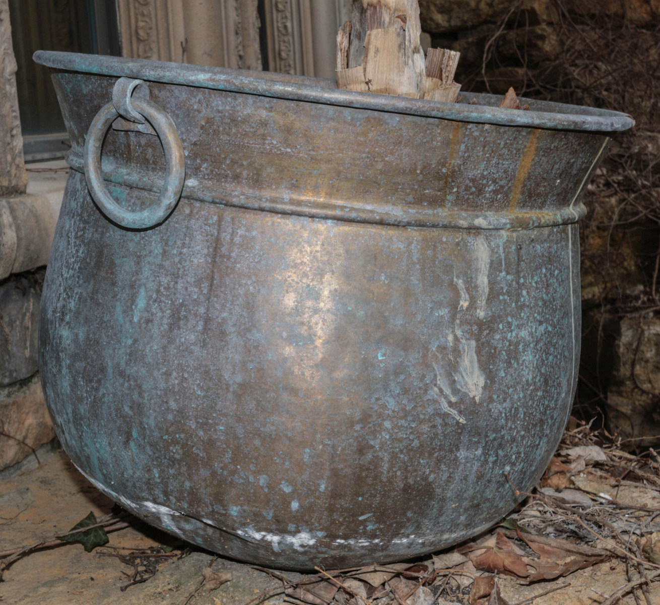 A LARGE 20TH CENTURY BRASS KETTLE