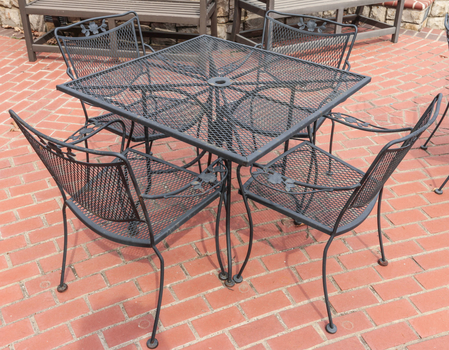 A WOODARD STYLE FIVE PIECE PATIO SET