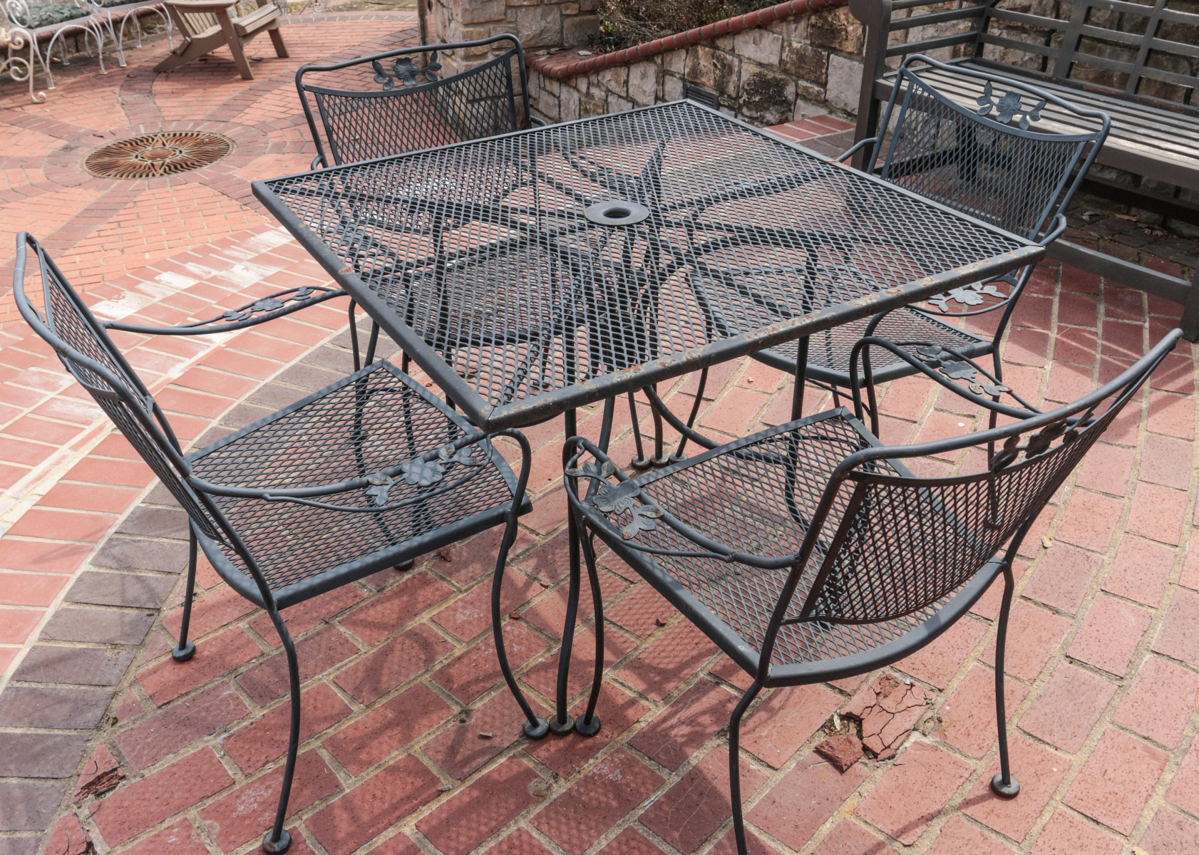 A WOODARD STYLE FIVE PIECE PATIO SET