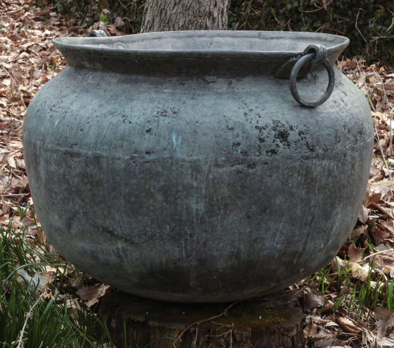 A LARGE BRONZE CAULDRON