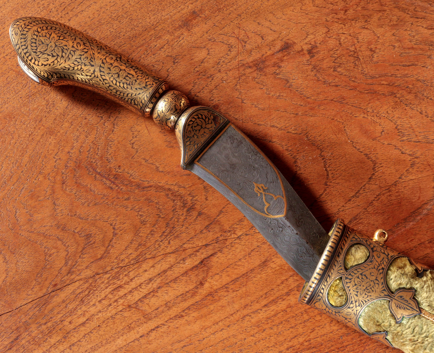 A FINE GOLD INLAID JAMBIYA WITH DAMASCUS BLADE