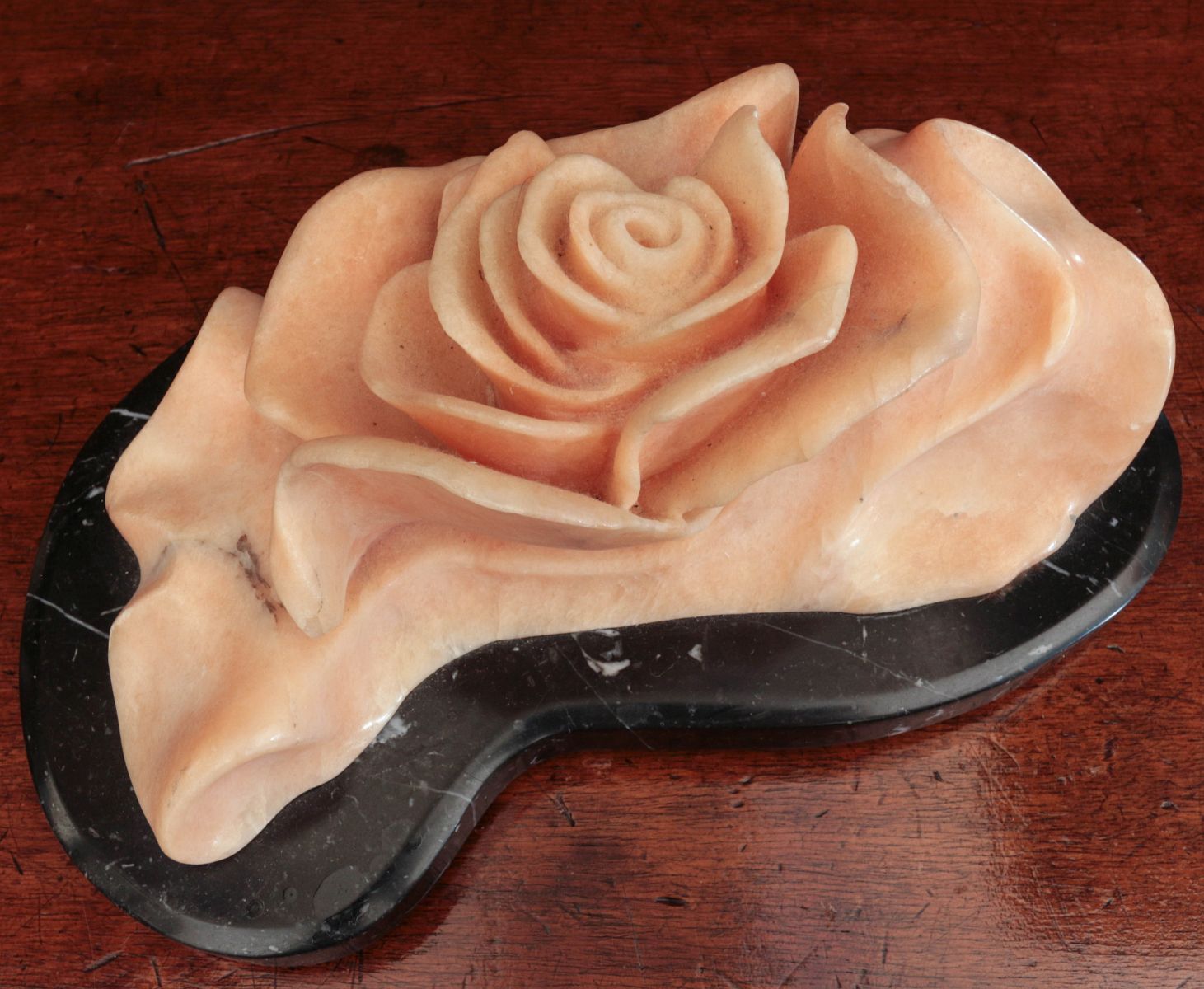 AN ARTIST SIGNED CARVED MARBLE FLORAL SCULPTURE