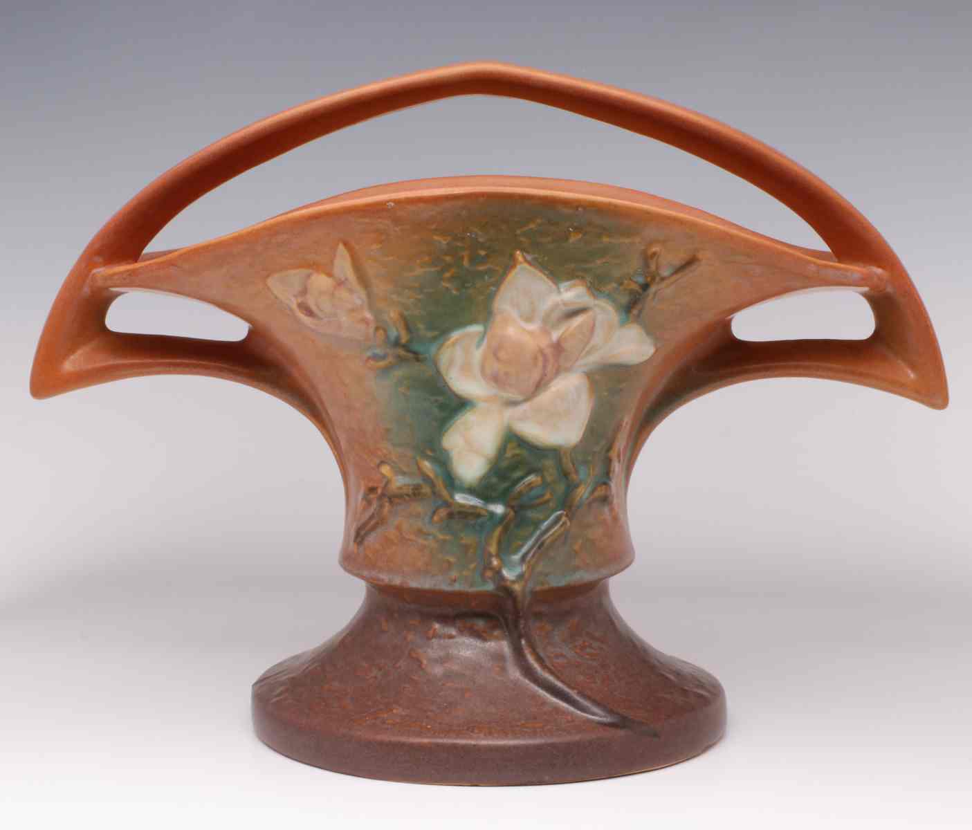 A ROSEVILLE MAGNOLIA PATTERN ART POTTERY BASKET