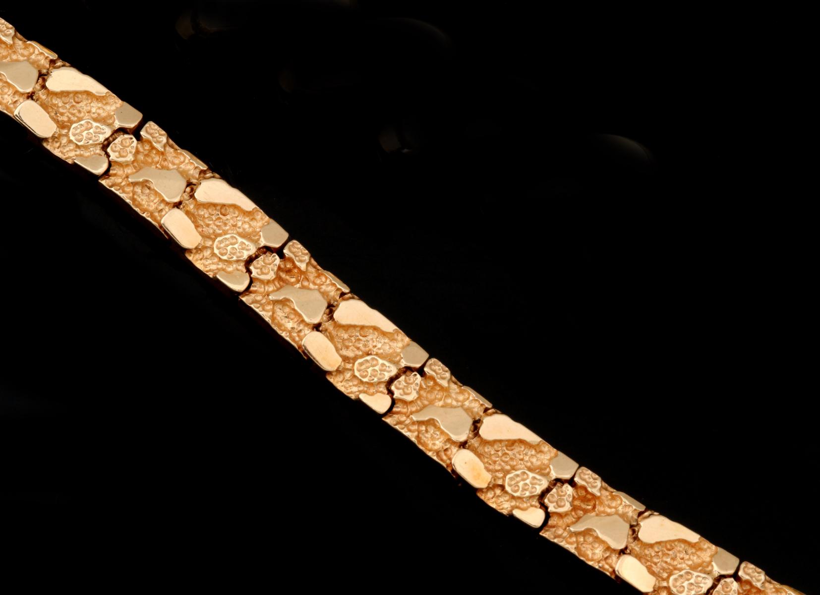 A 14K GOLD NUGGET MOTIF LINK BRACELET