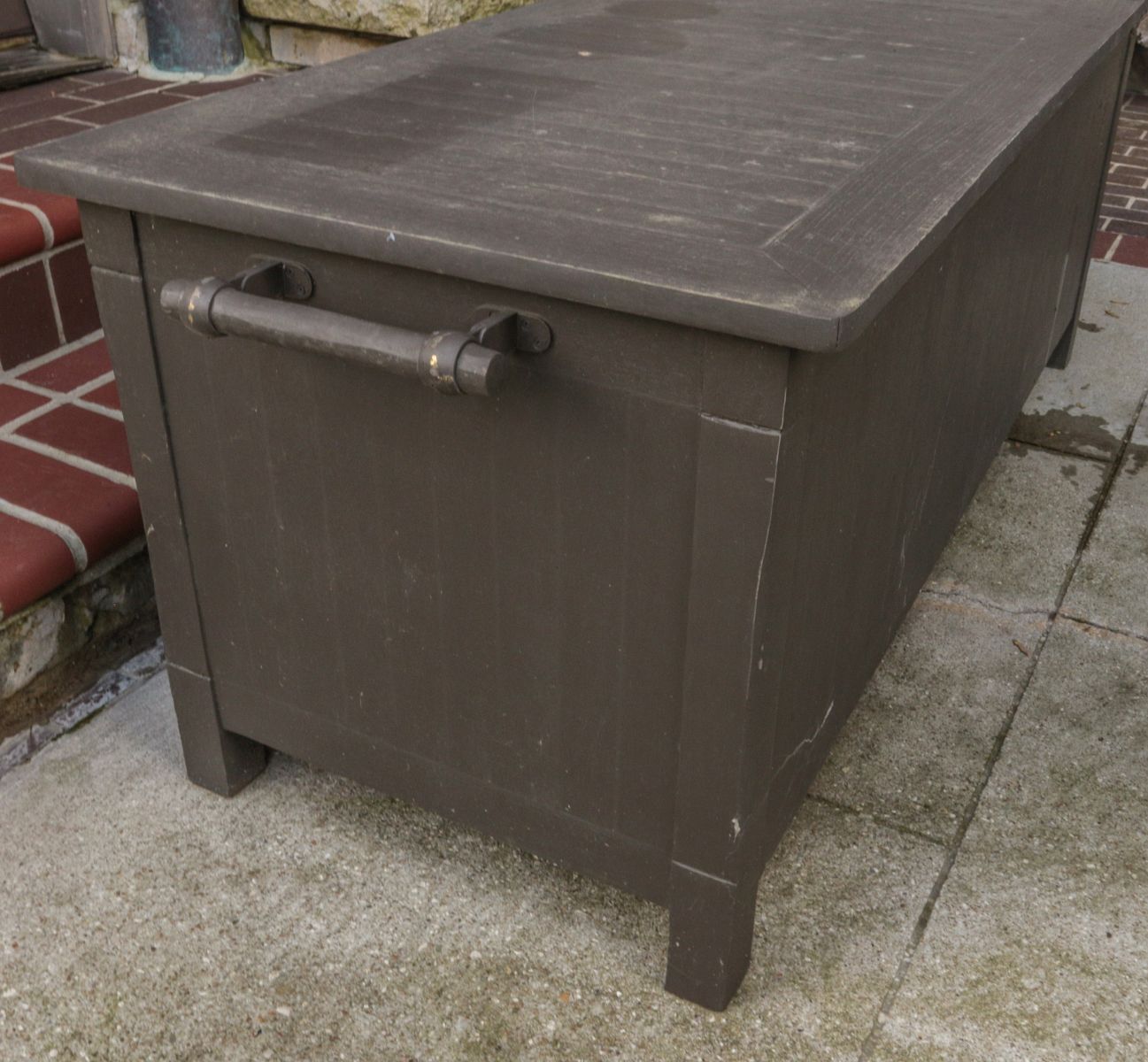 A LARGE TEAK WOOD OUTDOOR/PATIO STORAGE CONTAINER