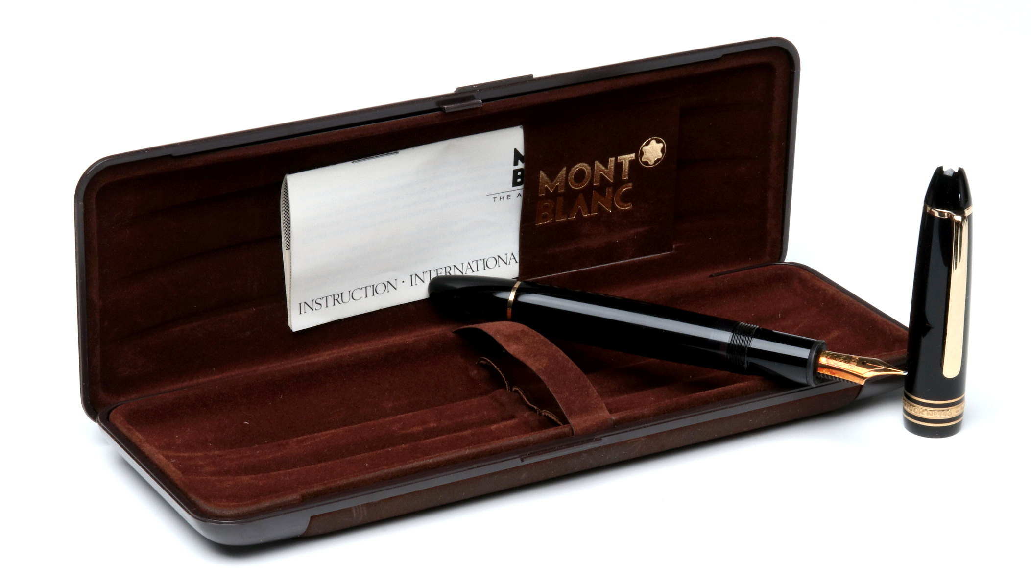 A MONT BLANC FOUNTAIN PEN IN ORIGINAL CASE