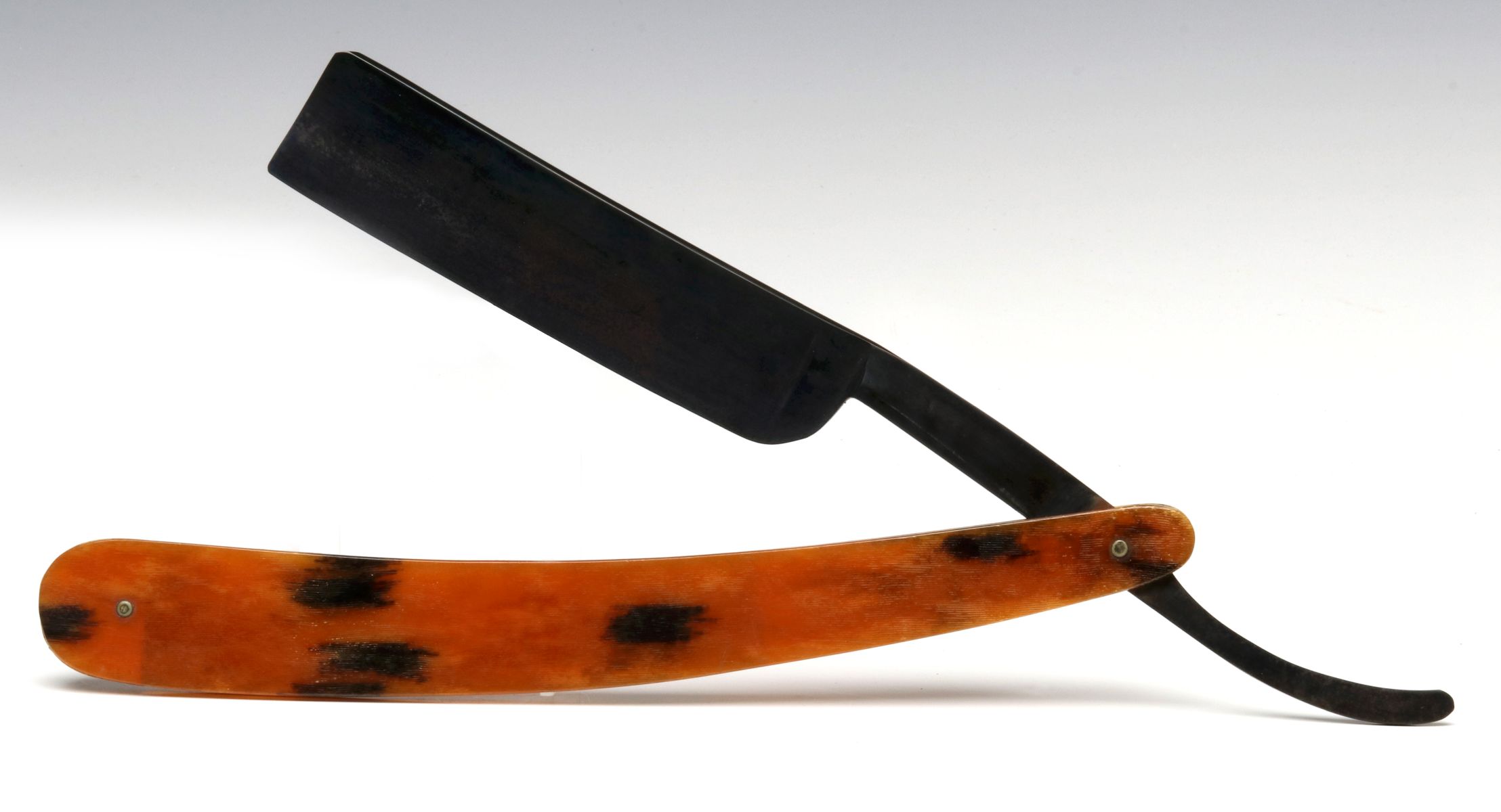 AN UNUSUAL OVER-SIZED FOLK ART STRAIGHT RAZOR