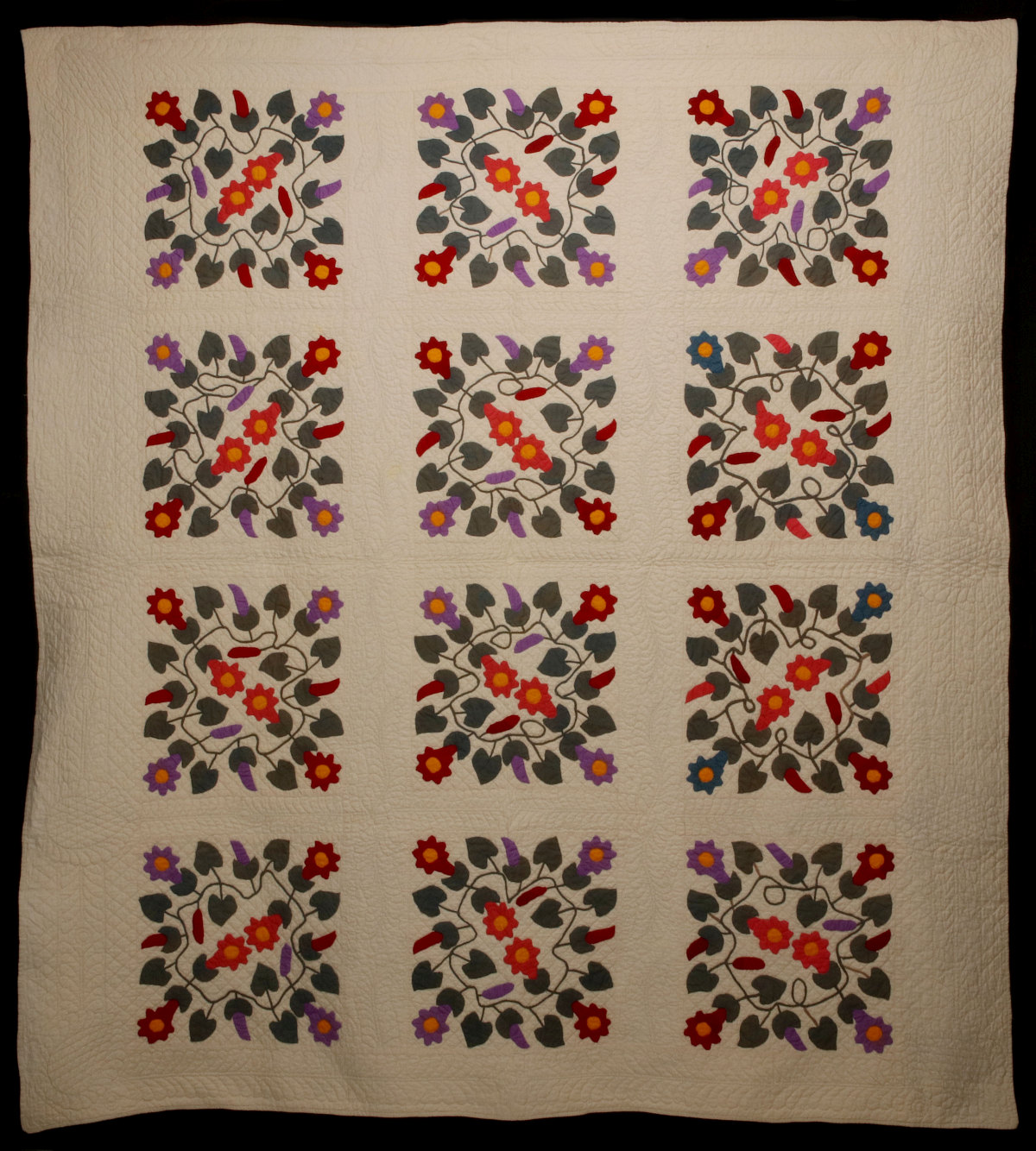 A FINE EARLY 20TH C. FLORAL WREATH BLOCK APPLIQUE QUILT