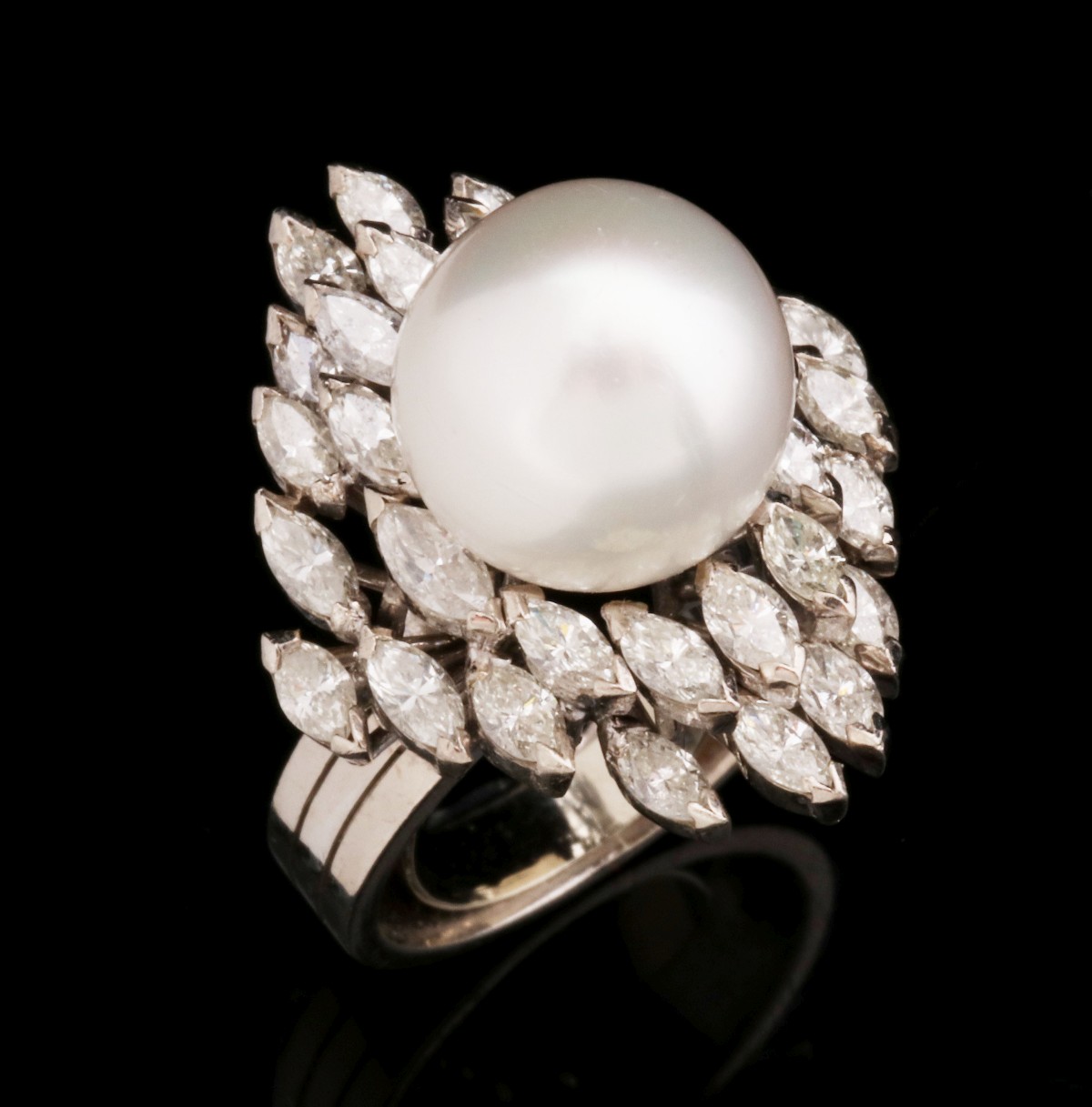 AN 18K SOUTH SEA AUSTRALIAN PEARL AND DIAMOND RING