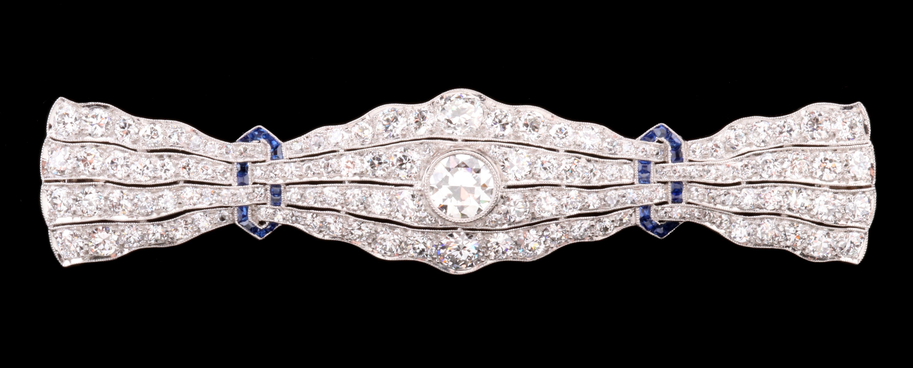 AN ART DECO PLATINUM, SAPPHIRE AND DIAMOND BROOCH