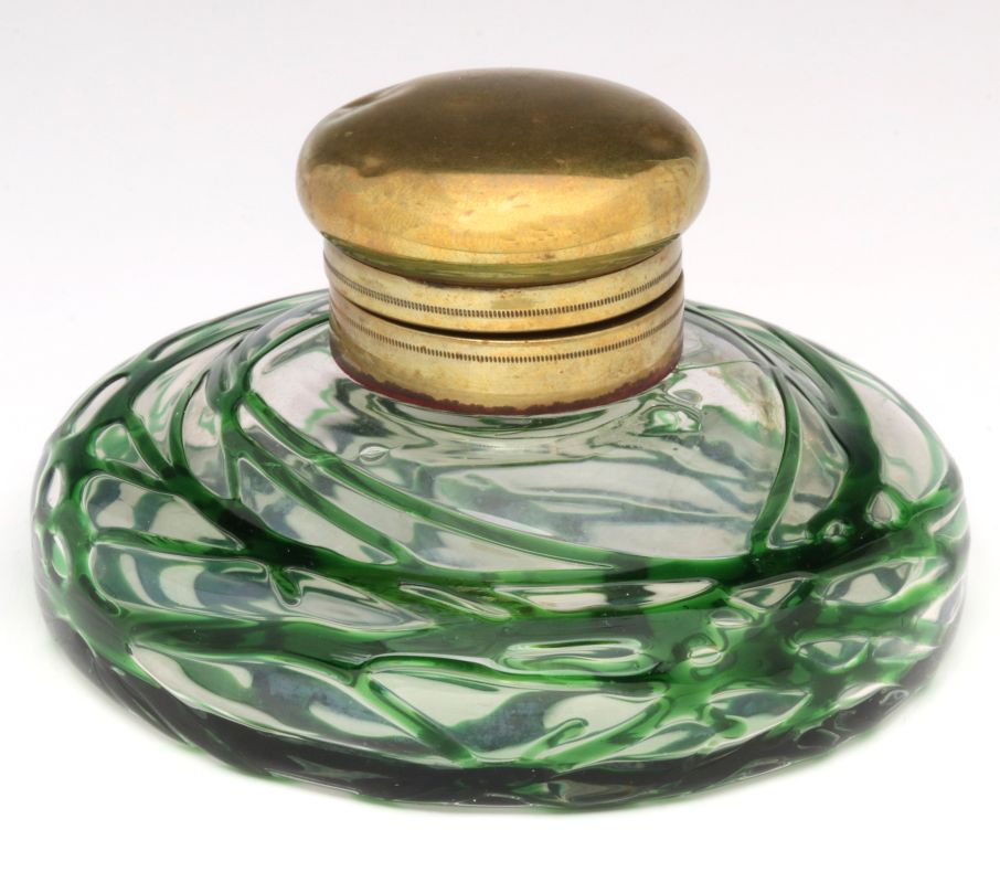 AN AUSTRIAN ART GLASS INKWELL WITH GREEN THREADING