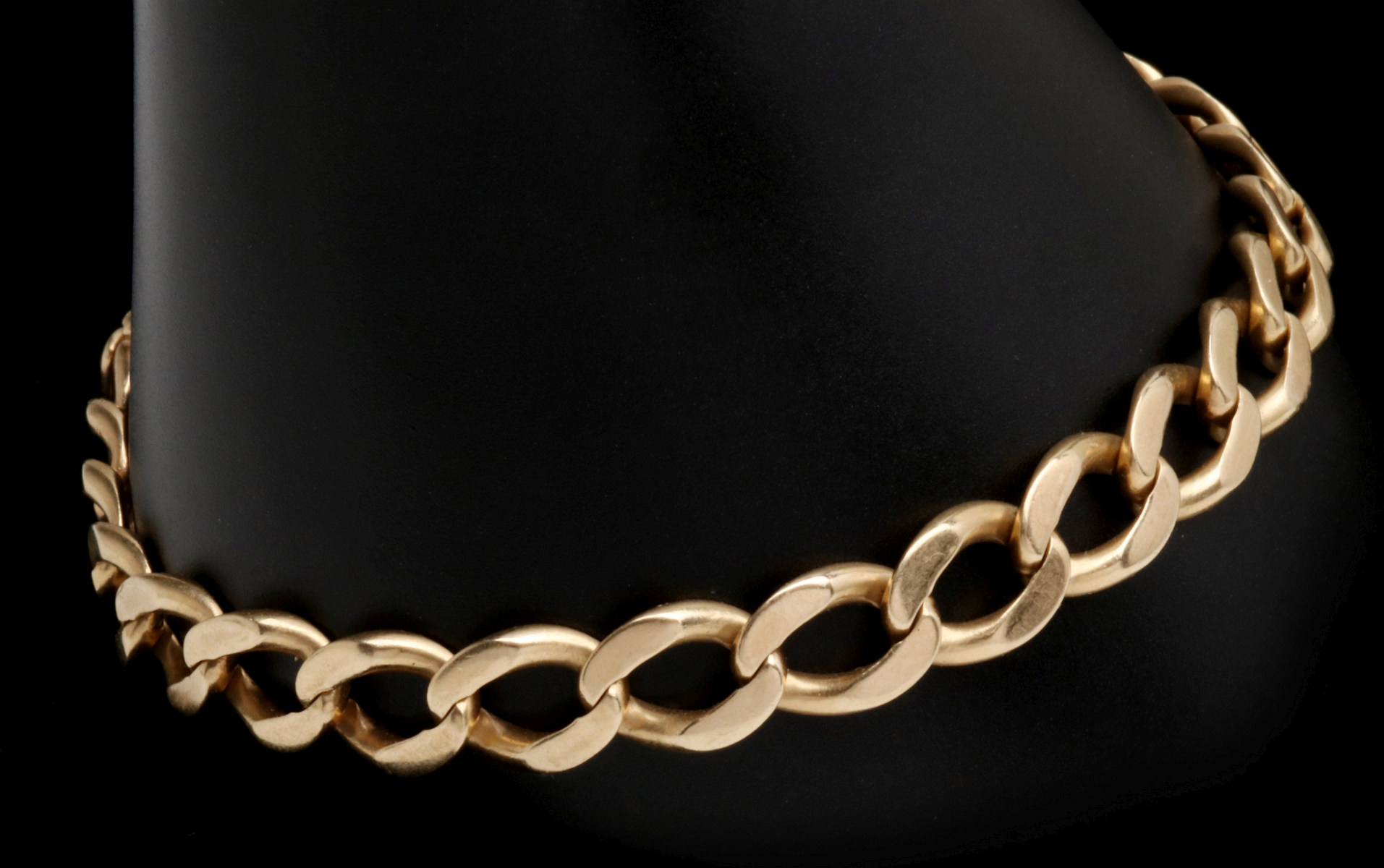 A GET'S 14K YELLOW GOLD CURB LINK BRACELET