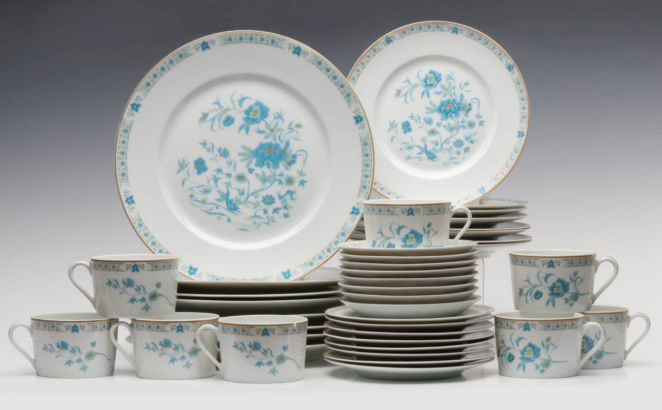 A HAVILAND MARIE-LOUIS PATTERN CHINA SERVICE