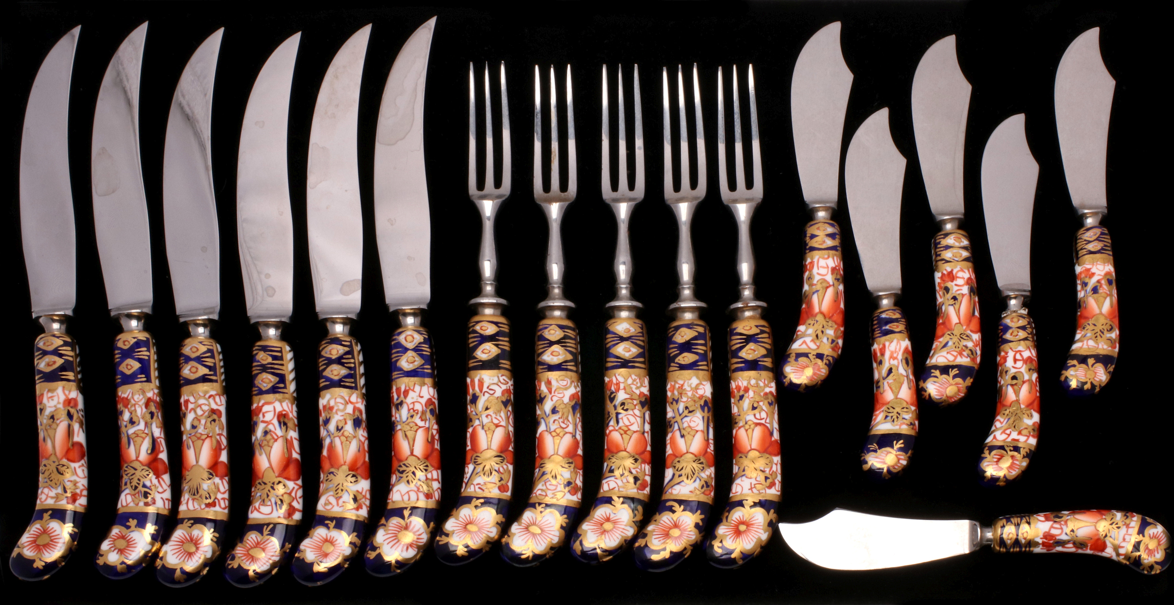 ROYAL CROWN DERBY 'TRADITIONAL IMARI' PATTERN FLATWARE