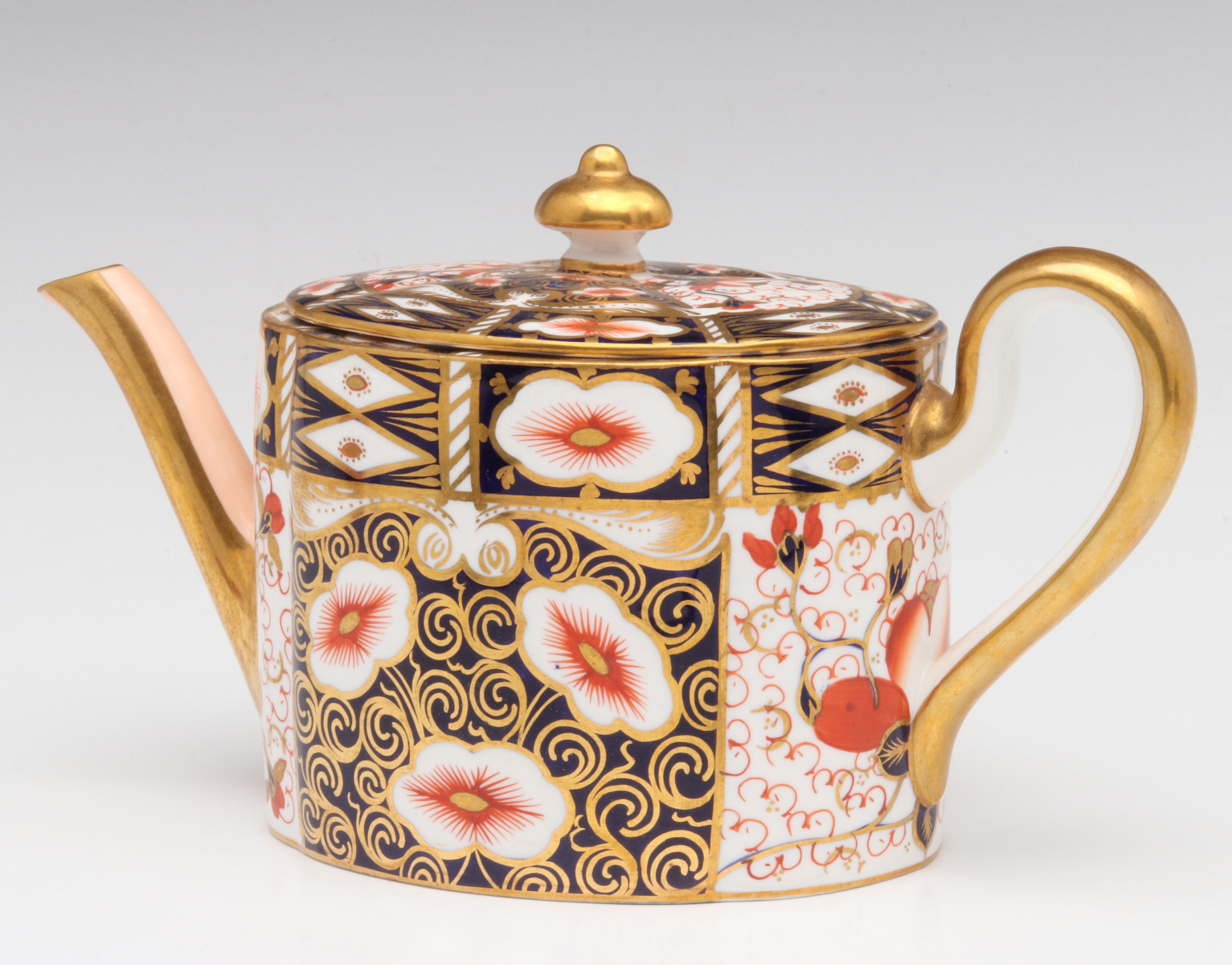 ROYAL CROWN DERBY 'TRADITIONAL IMARI' TEAPOT