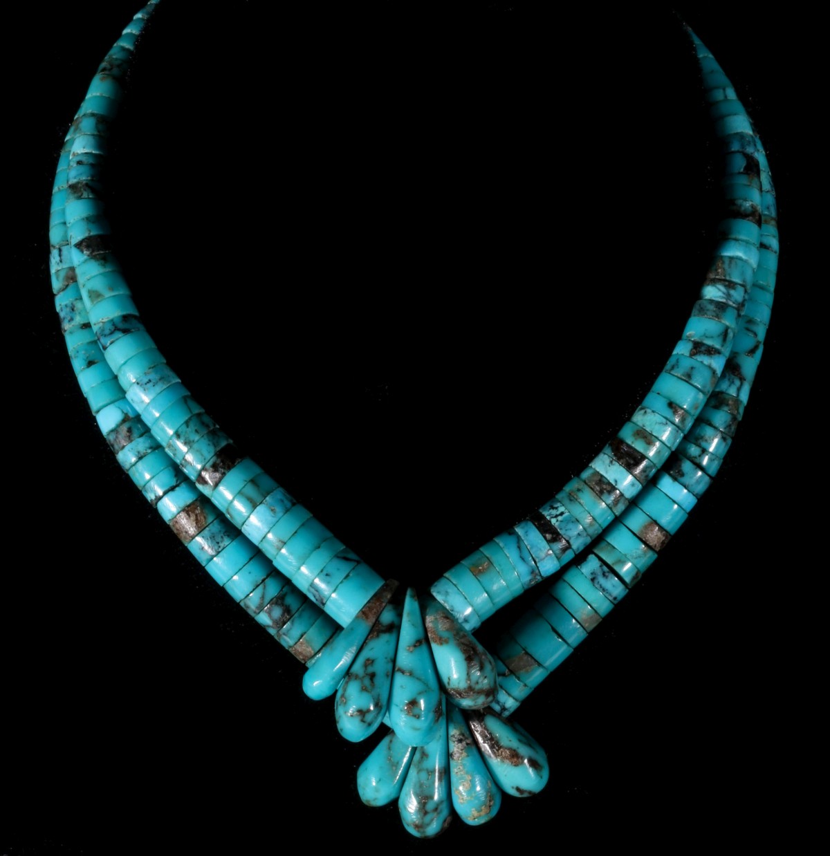 A SANTO DOMINGO TURQUOISE HEISHI BEAD AND PETALS CHOKER