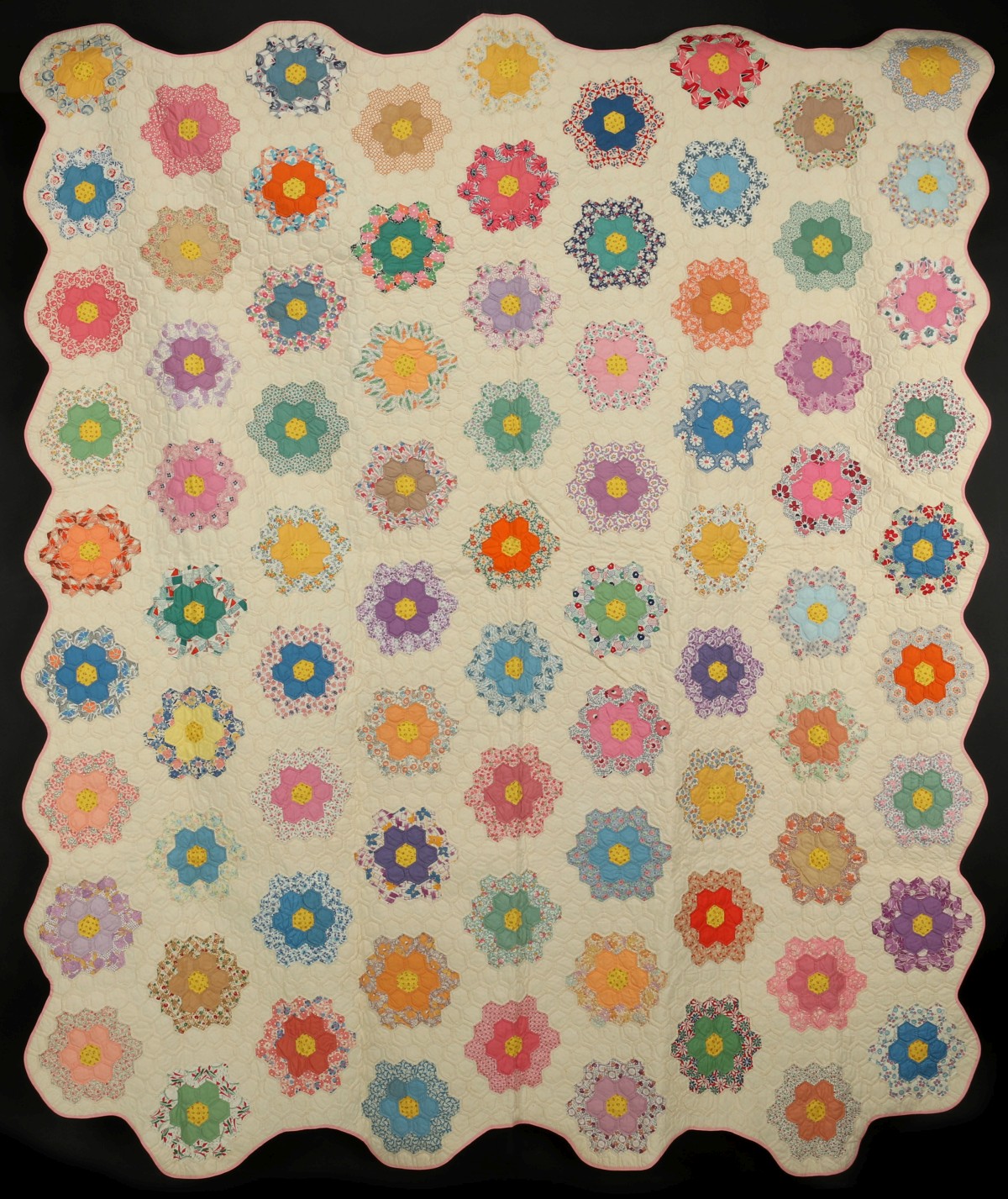 CIRCA 1930s 'GRANDMOTHER'S FLOWER GARDEN' QUILT