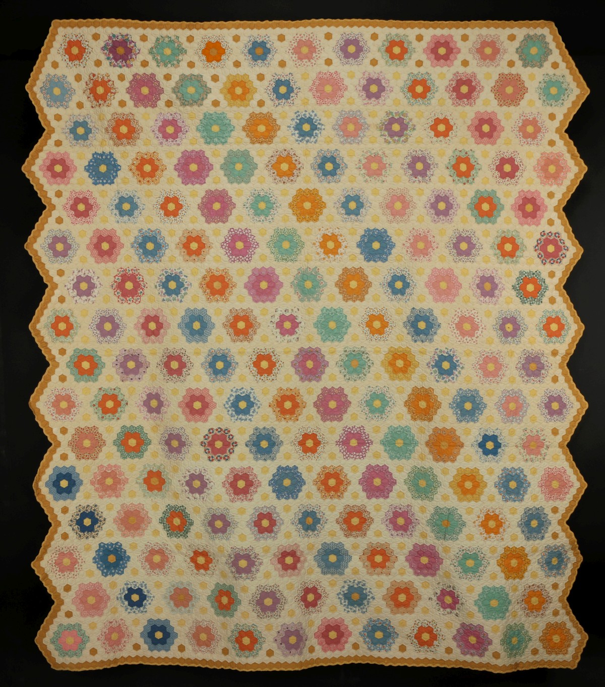 CIRCA 1930s 'GRANDMOTHER'S FLOWER GARDEN' QUILT