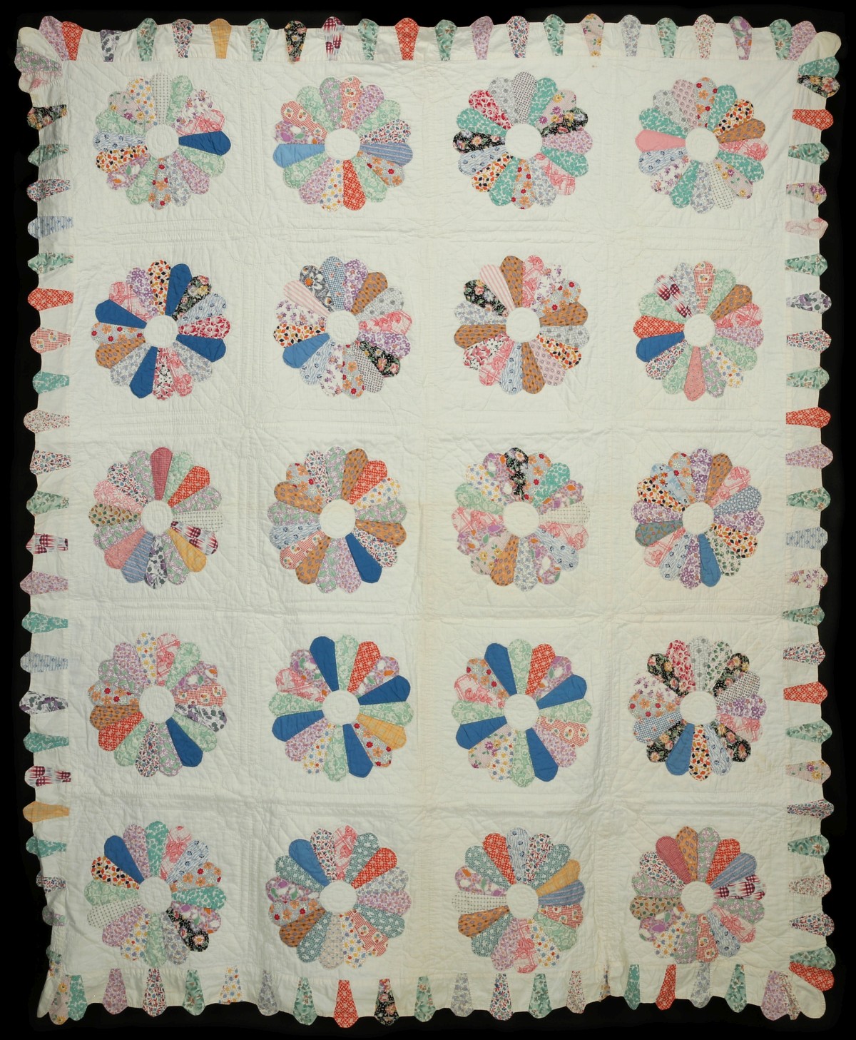 A GOOD 'DRESDEN PLATE' PATTERN QUILT CIRCA 1930s