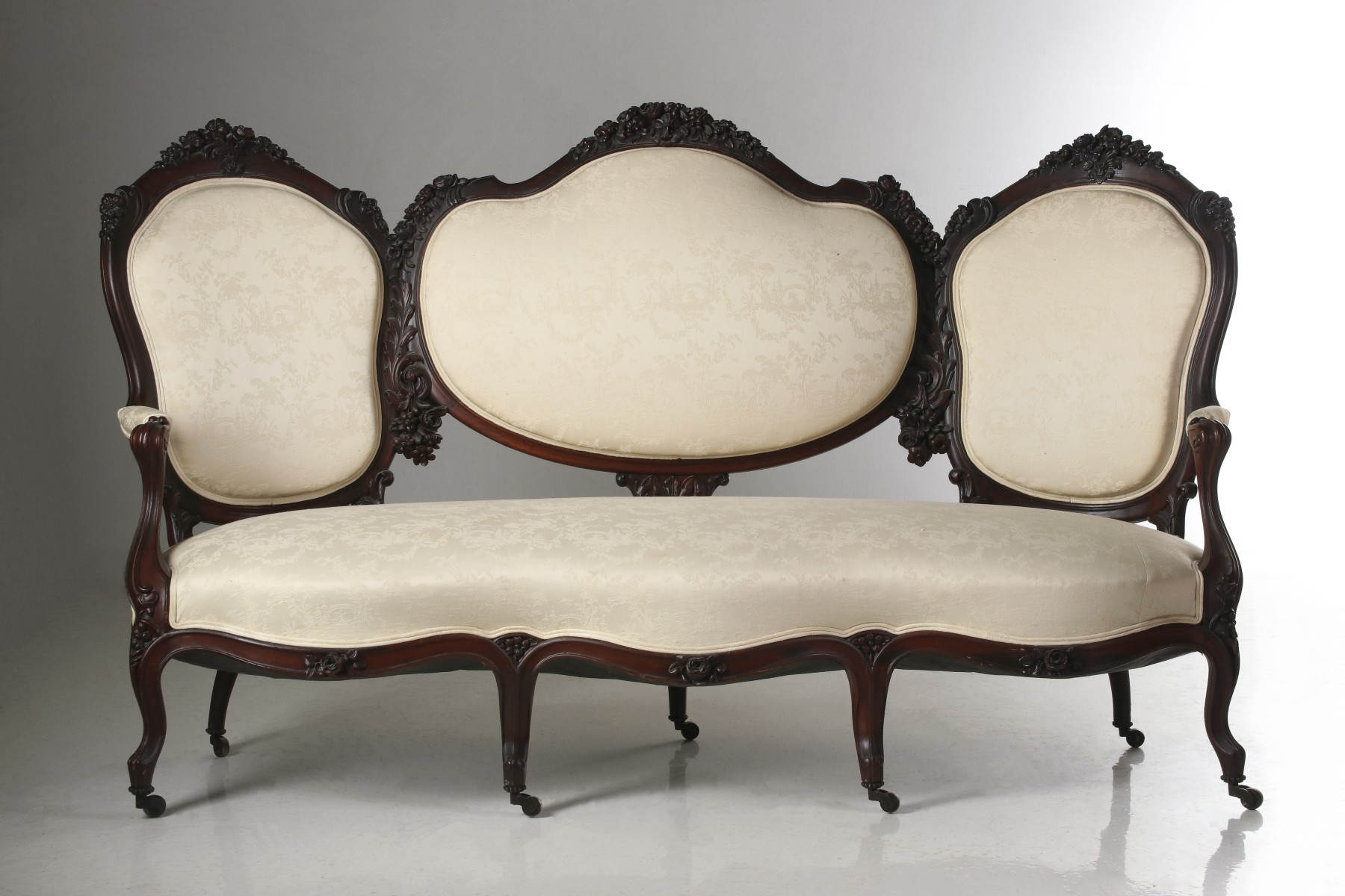 A 19TH CENTURY AMERICAN ROCOCO REVIVAL CARVED SOFA