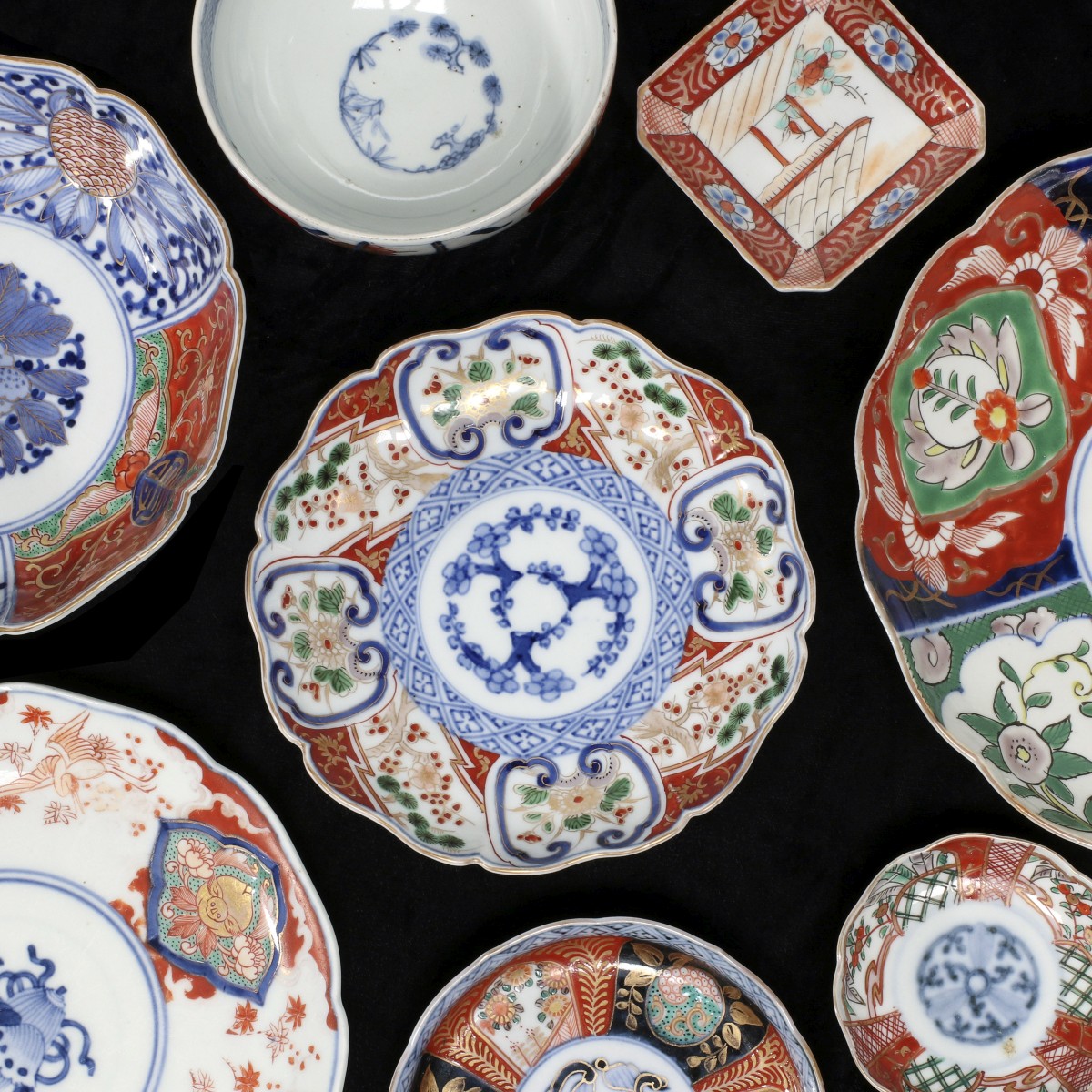A COLLECTION OF JAPANESE IMARI PORCELAIN CIRCA 1900