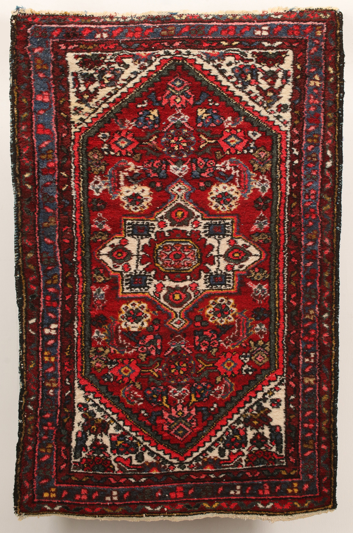 A MID 20TH CENTURY PERSIAN HAMADAN HAND MADE RUG