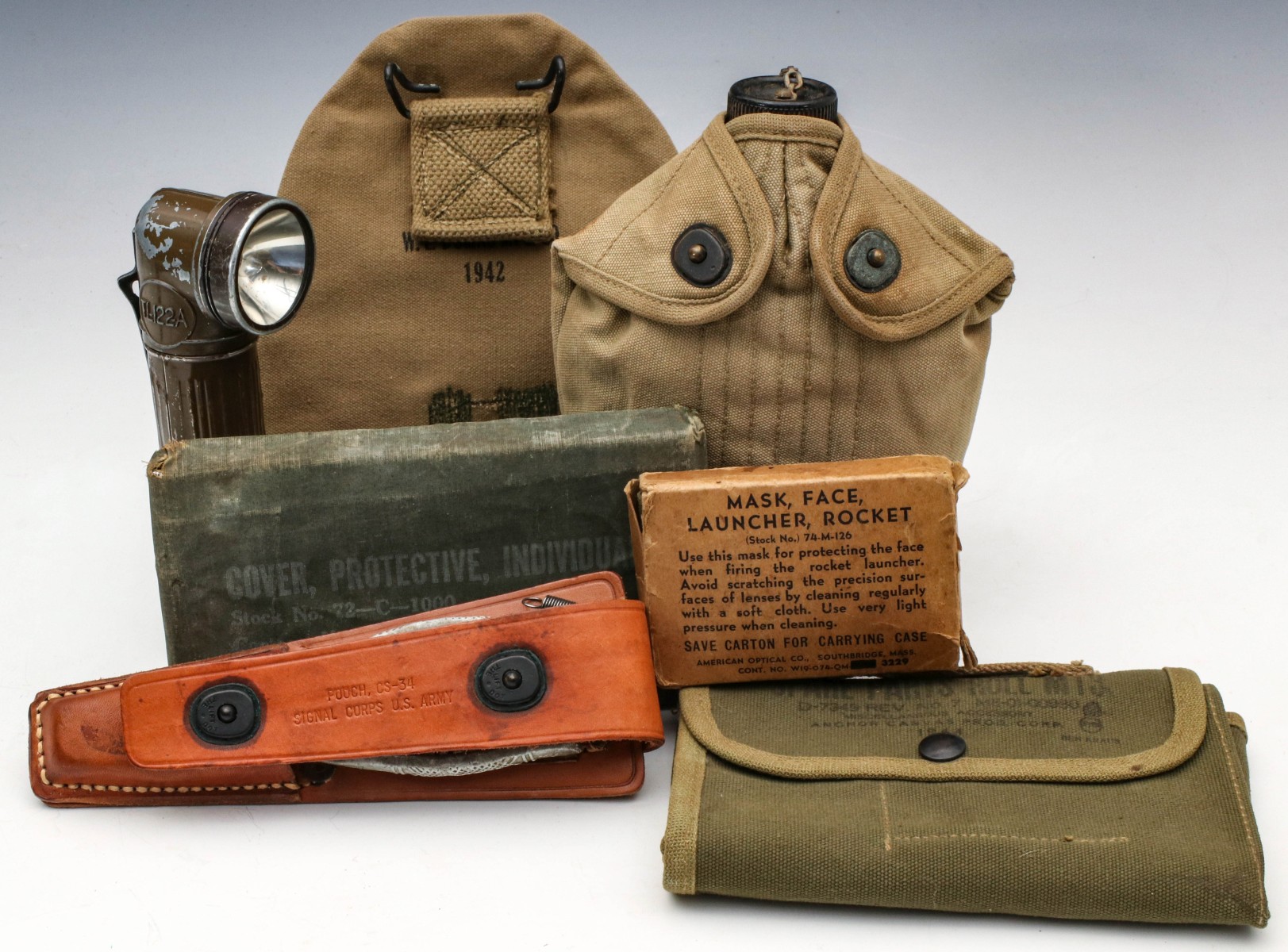 A COLLECTION OF US WWII FIELD GEAR