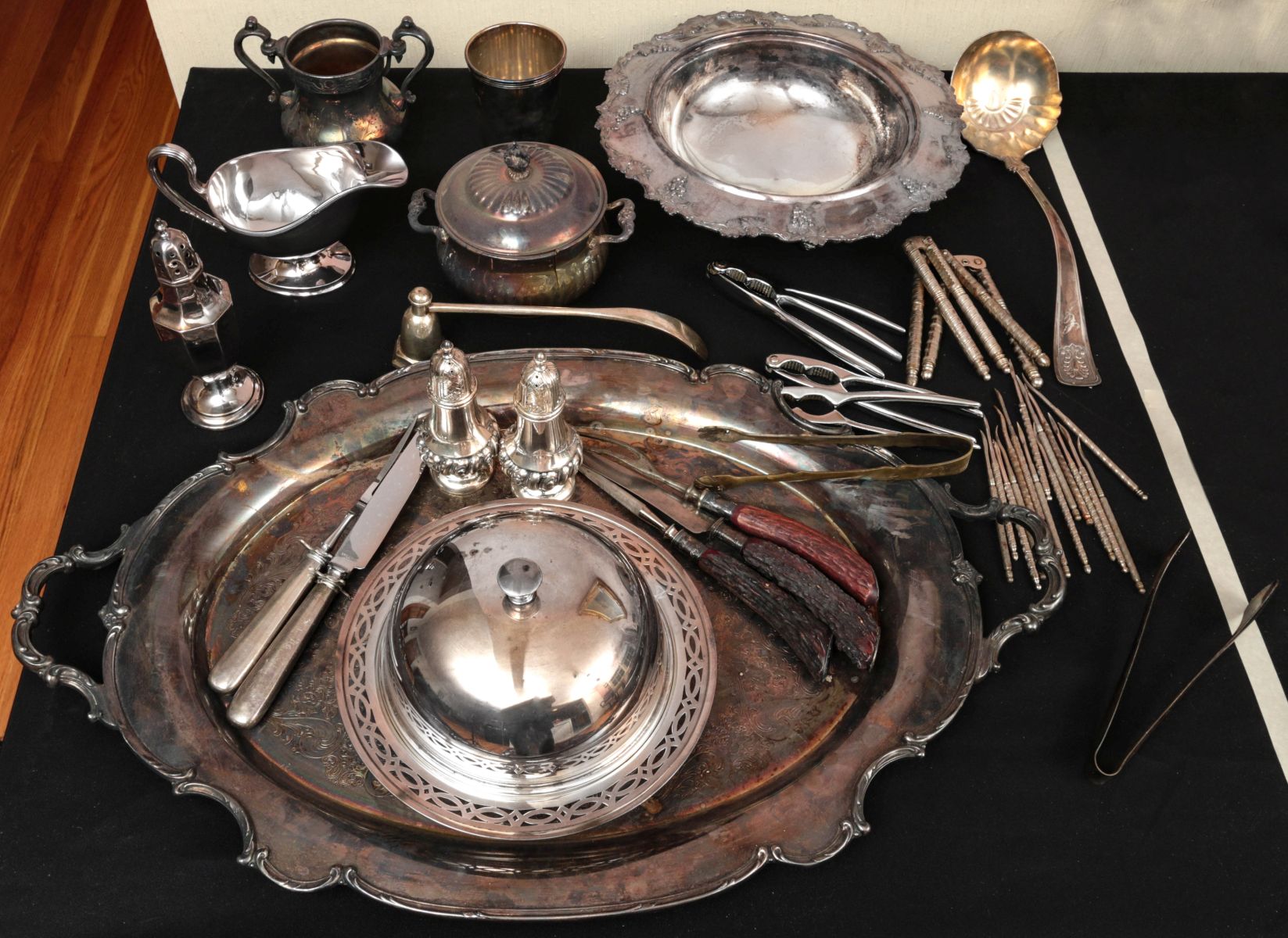 AN ESTATE LOT OF ANTIQUE AND LATER SILVER PLATE