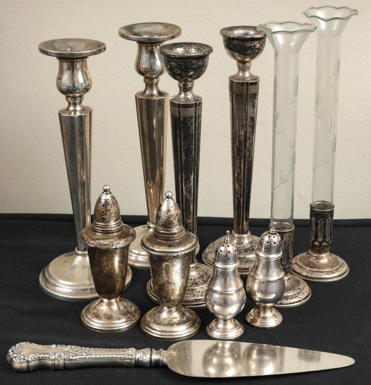 AN ESTATE LOT OF WEIGHTED STERLING SILVER OBJECTS