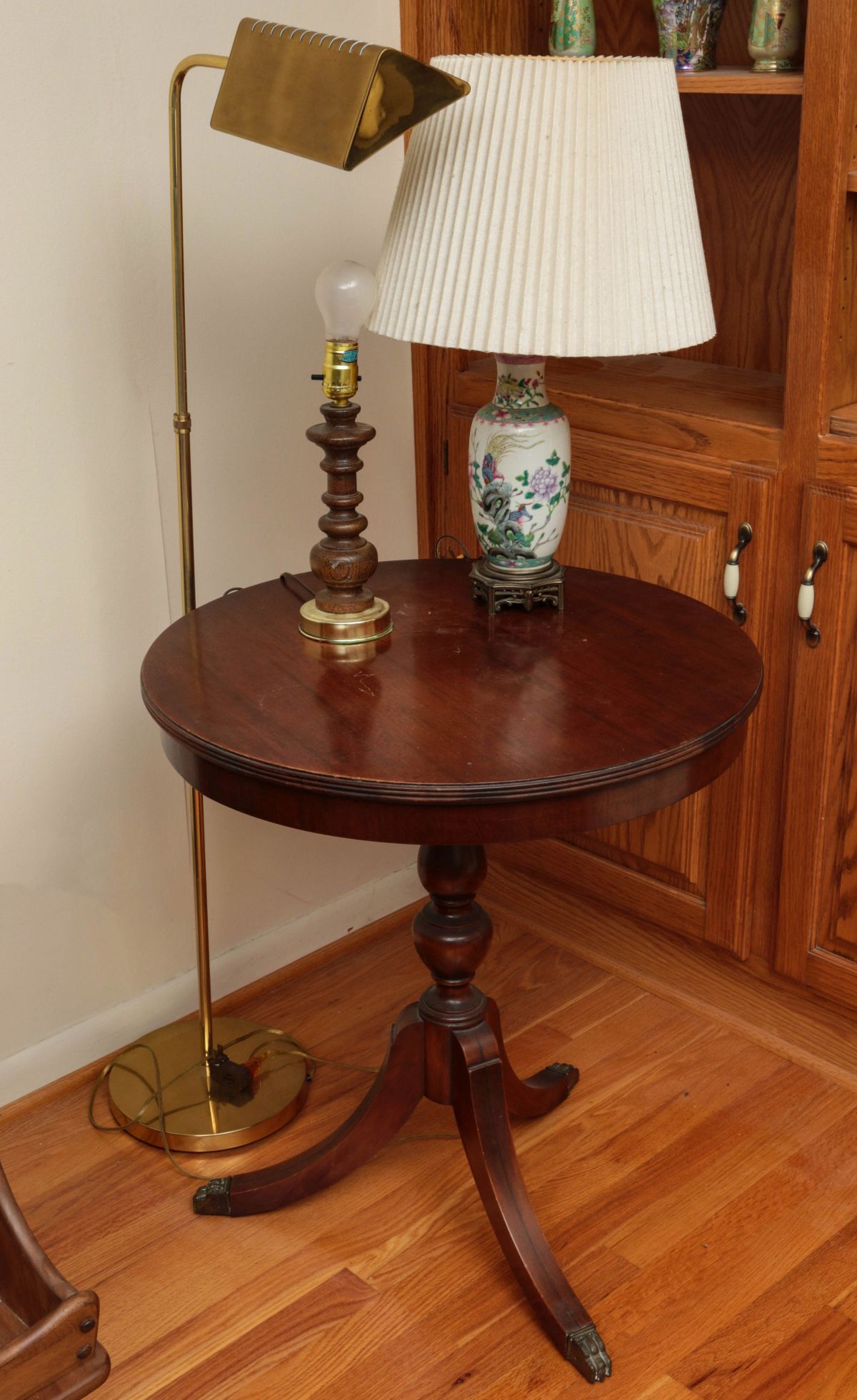 A MID 20TH CENT DUNCAN PHYFE LAMP TABLE WITH LAMPS