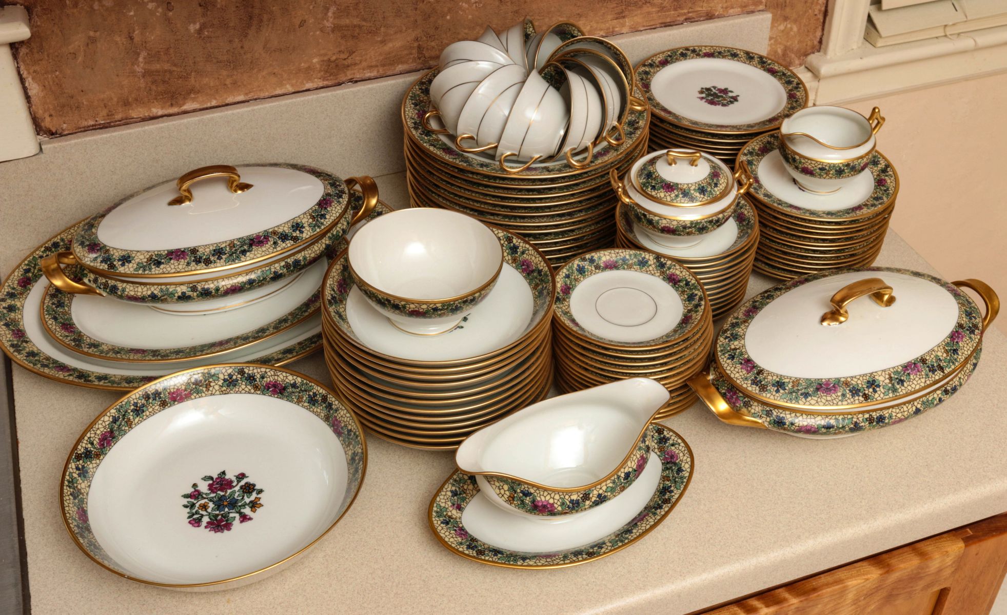 A LARGE 12 PLACE SETTING LIMOGES DINNER SERVICE