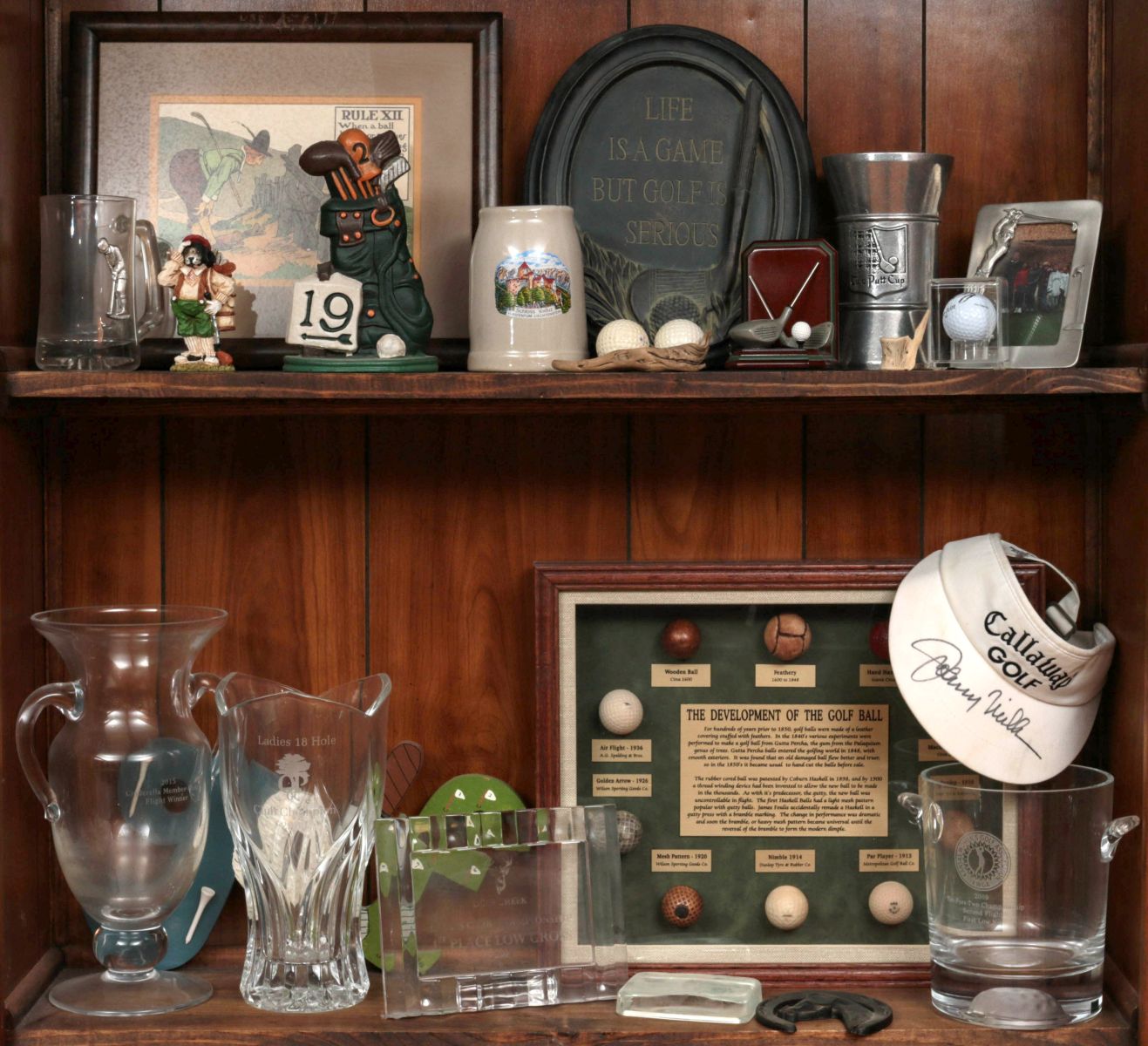 A COLLECTION OF GOLF-THEMED DECORATIVE ITEMS