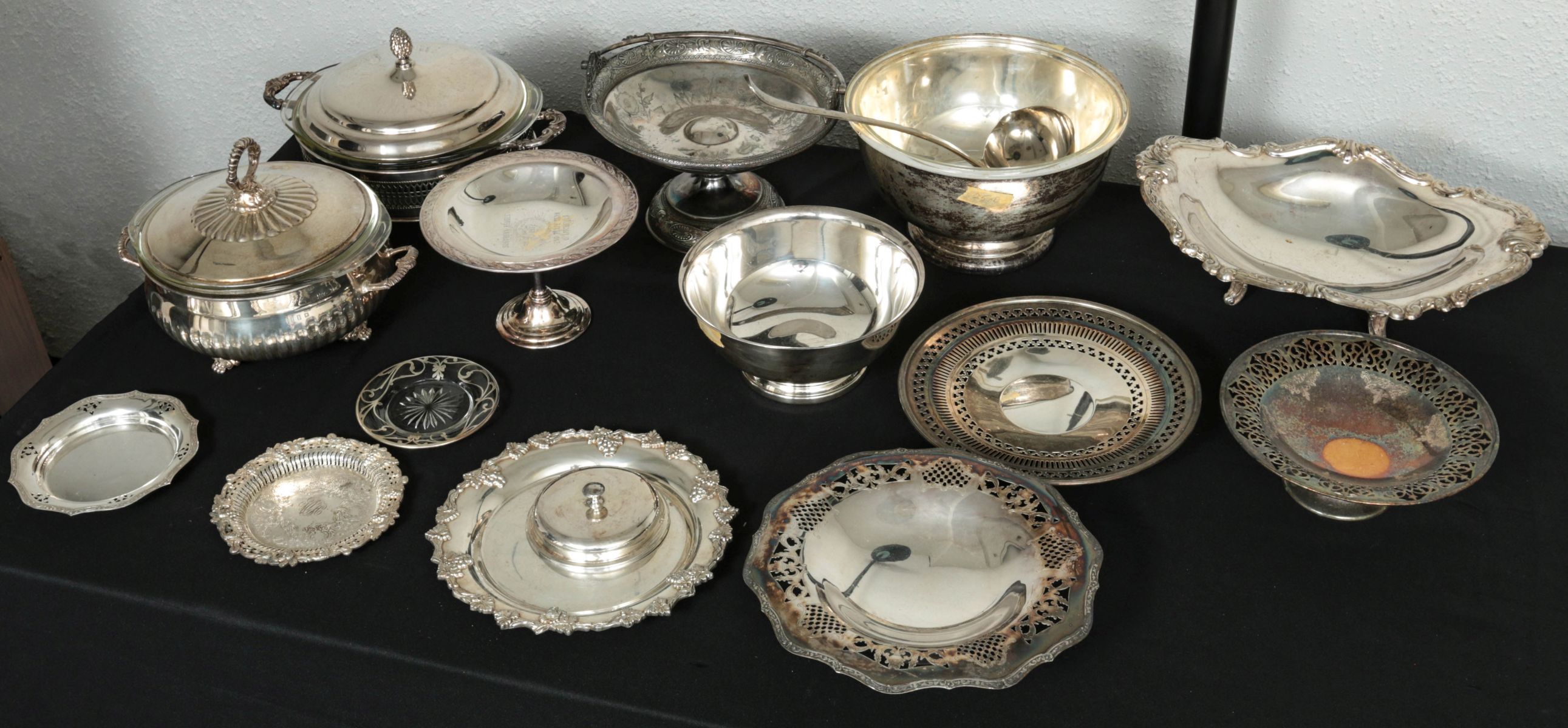 A LARGE COLLECTION OF SILVER PLATED HOLLOW WARE