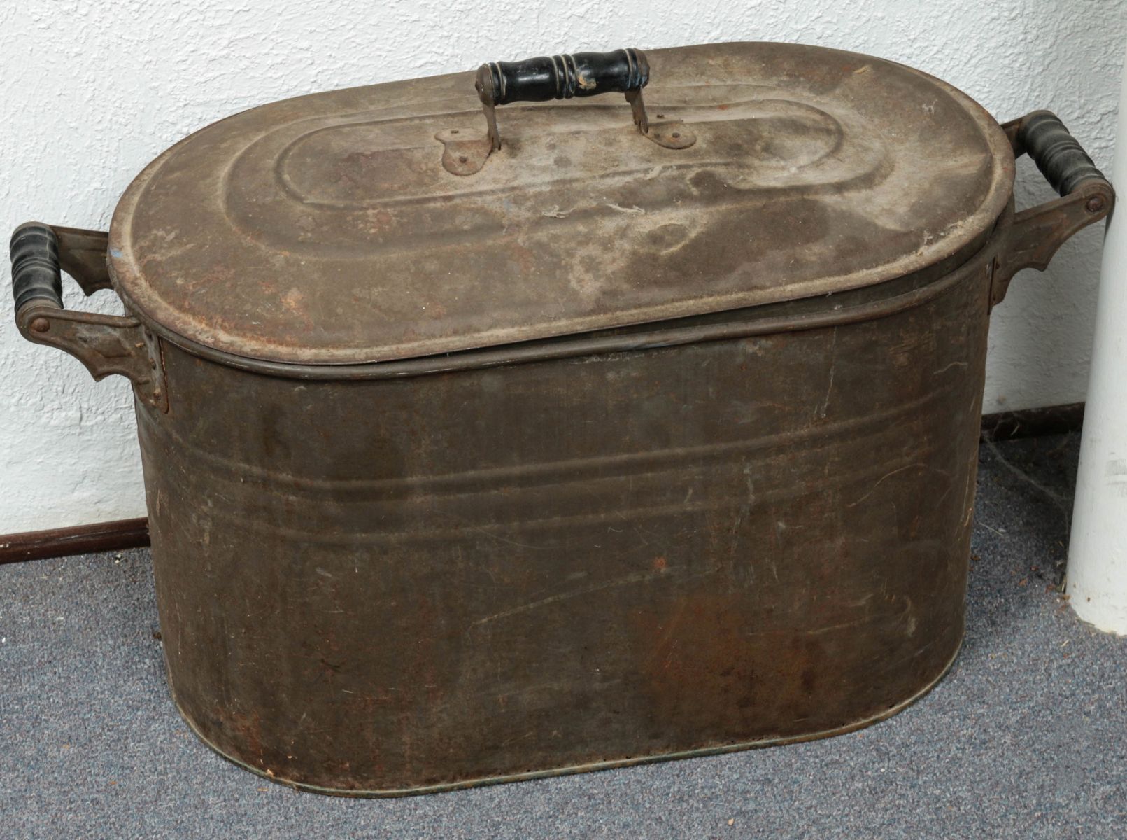 AN ANTIQUE COPPER BOILER WITH COVER