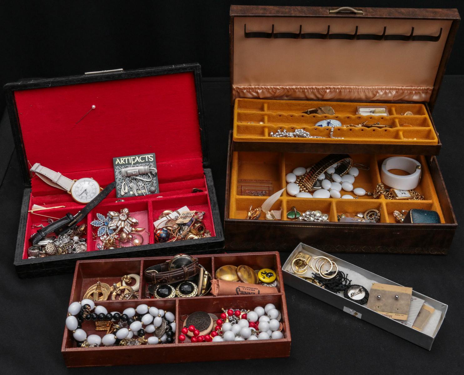 AN ESTATE COLLECTION OF VINTAGE JEWELRY