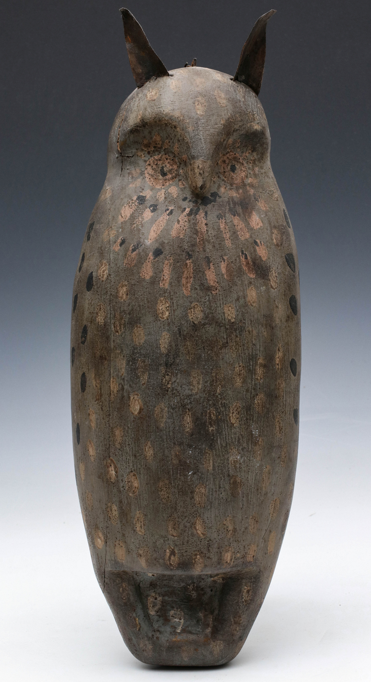 AN EARLY 20TH C. FOLK ART SPOOK OWL IN ORIGINAL PAINT