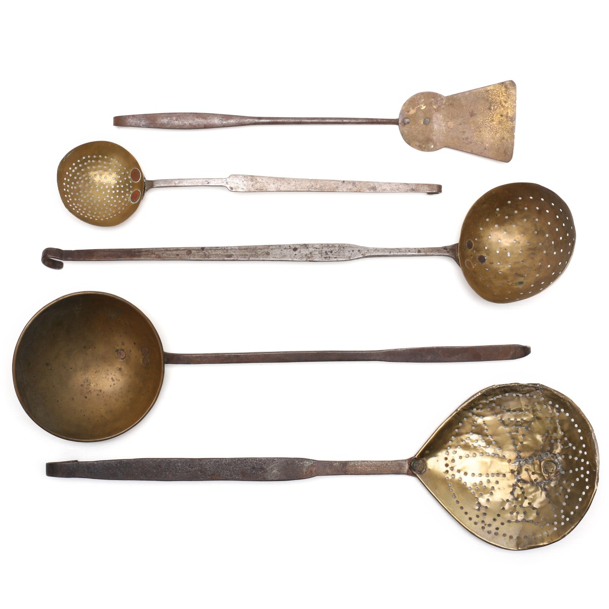 A COLLECTION OF 18TH/19TH CENTURY BRASS & IRON UTENSILS